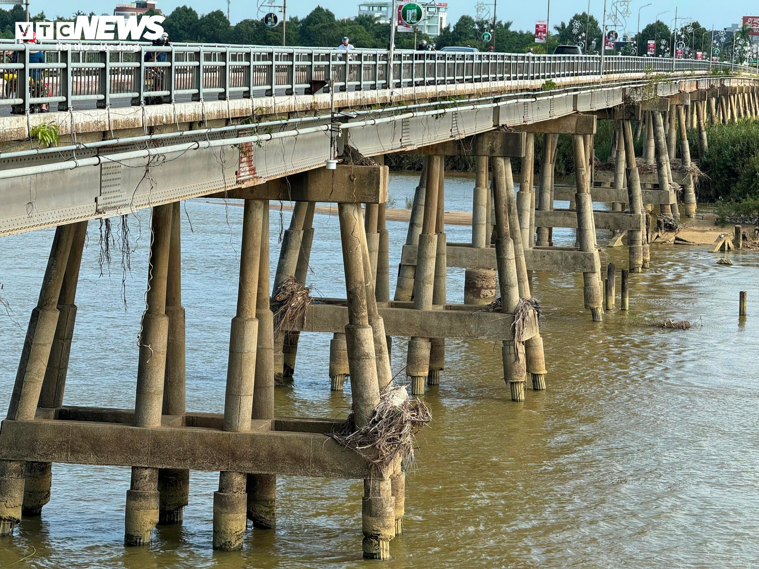 Cầu 60 năm tuổi ở Quảng Ngãi trơ lõi sắt, mỗi ngày vẫn 'gánh' hàng nghìn lượt xe - 2