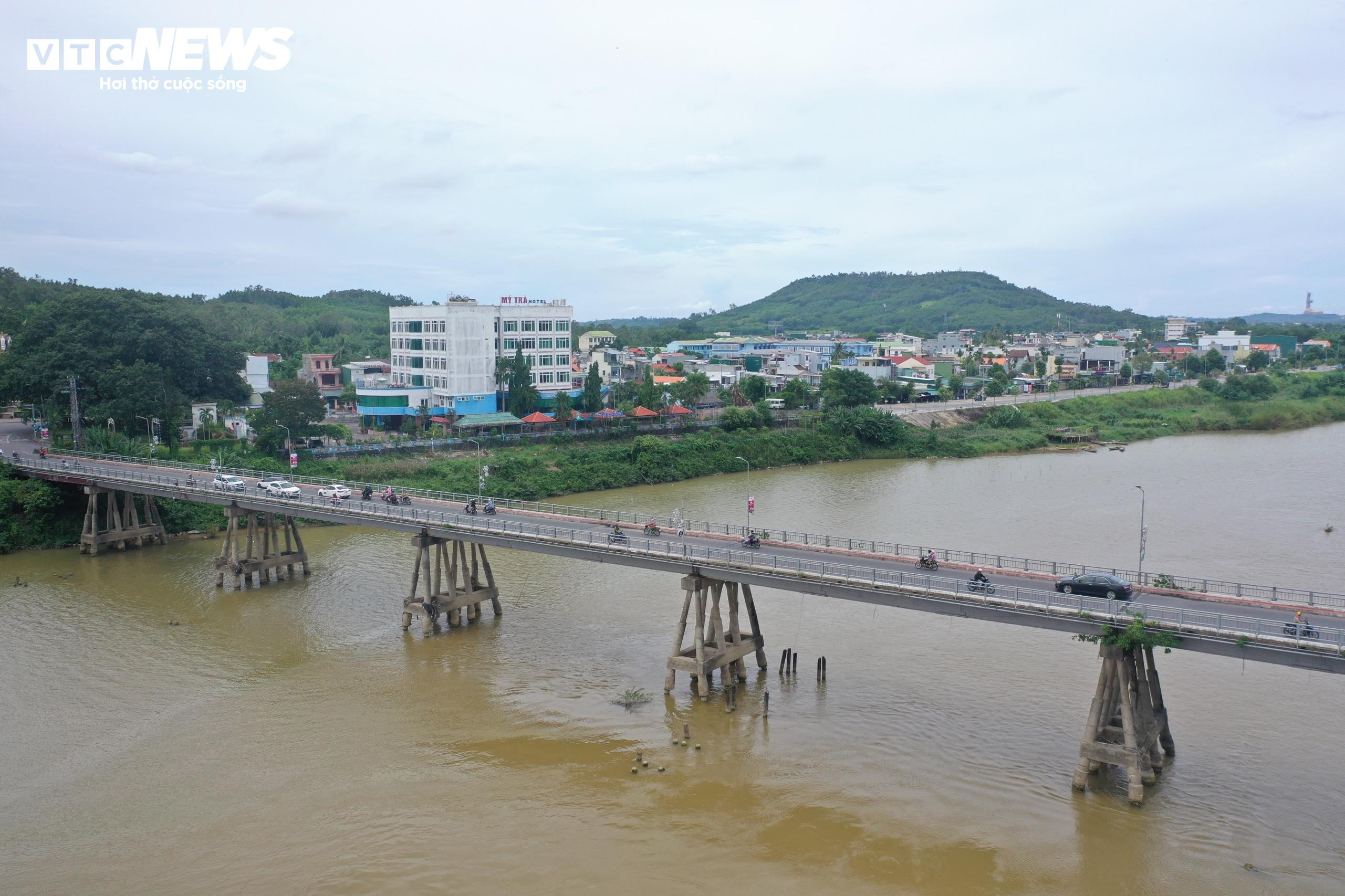 Cầu 60 năm tuổi ở Quảng Ngãi trơ lõi sắt, mỗi ngày vẫn 'gánh' hàng nghìn lượt xe - 1