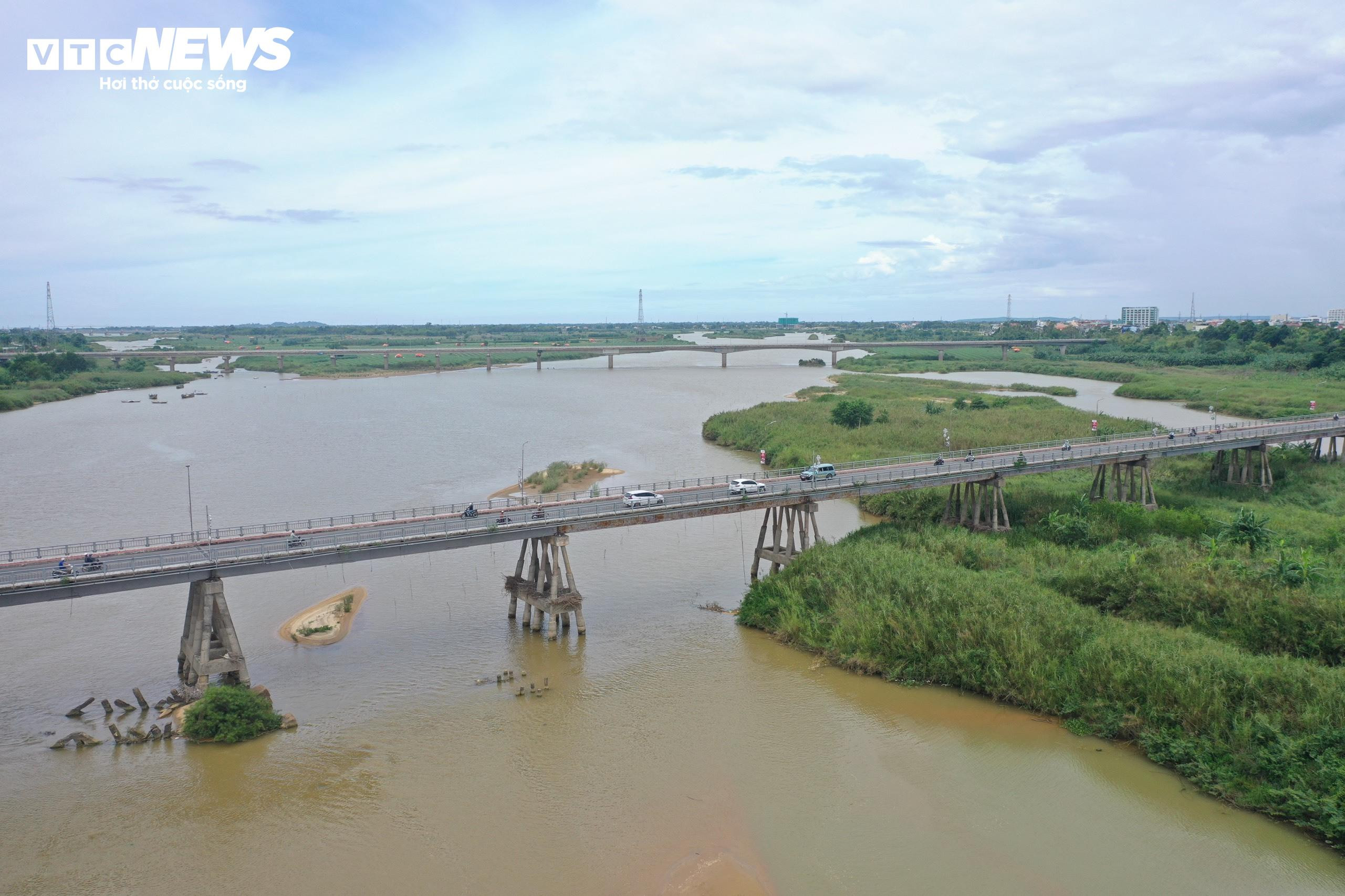 Cầu 60 năm tuổi ở Quảng Ngãi trơ lõi sắt, mỗi ngày vẫn 'gánh' hàng nghìn lượt xe - 8