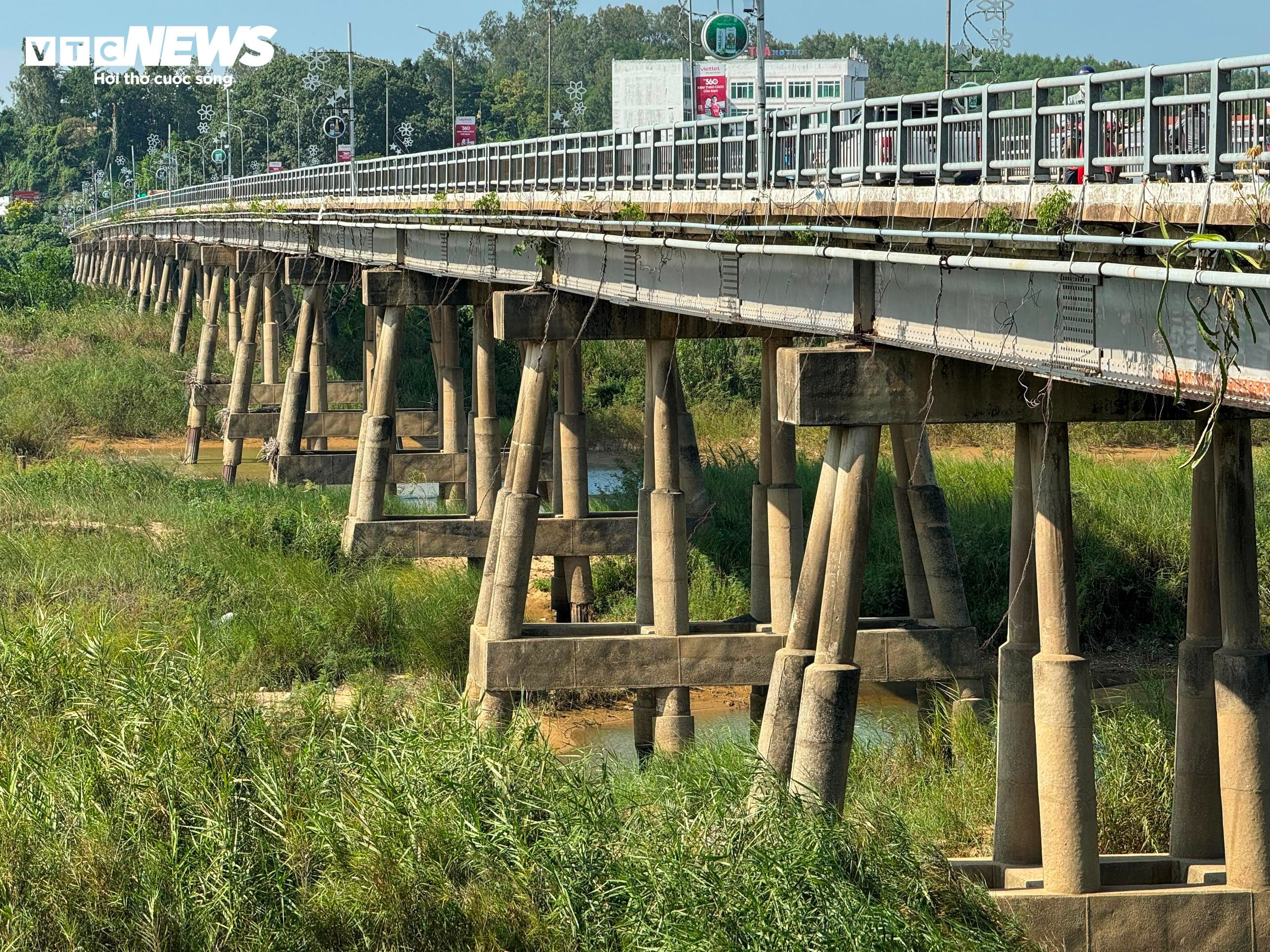 Cầu 60 năm tuổi ở Quảng Ngãi trơ lõi sắt, mỗi ngày vẫn 'gánh' hàng nghìn lượt xe - 7