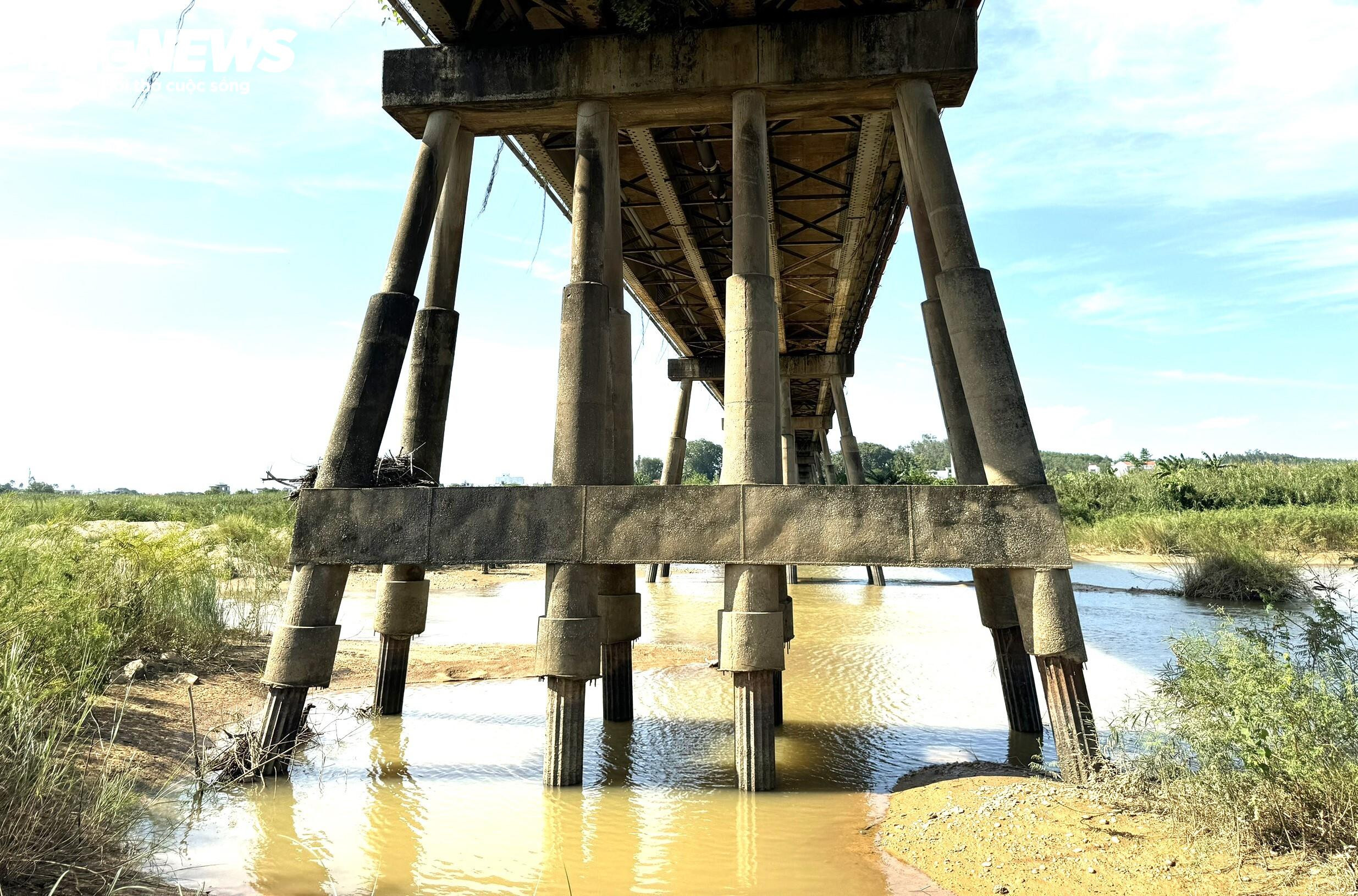 Cầu 60 năm tuổi ở Quảng Ngãi trơ lõi sắt, mỗi ngày vẫn 'gánh' hàng nghìn lượt xe - 4
