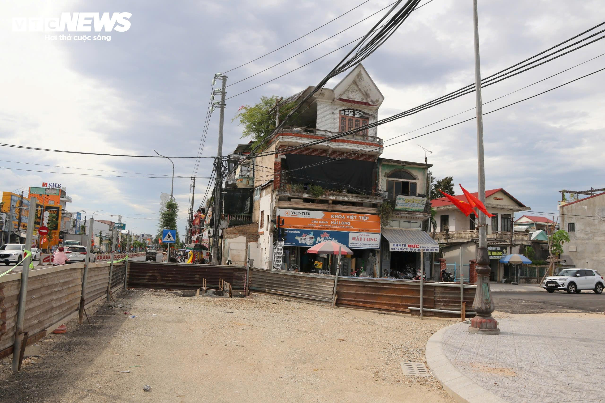 Vì sao những dự án đường chục tỷ ở Huế làm xong phải 'đắp chiếu'? - 11