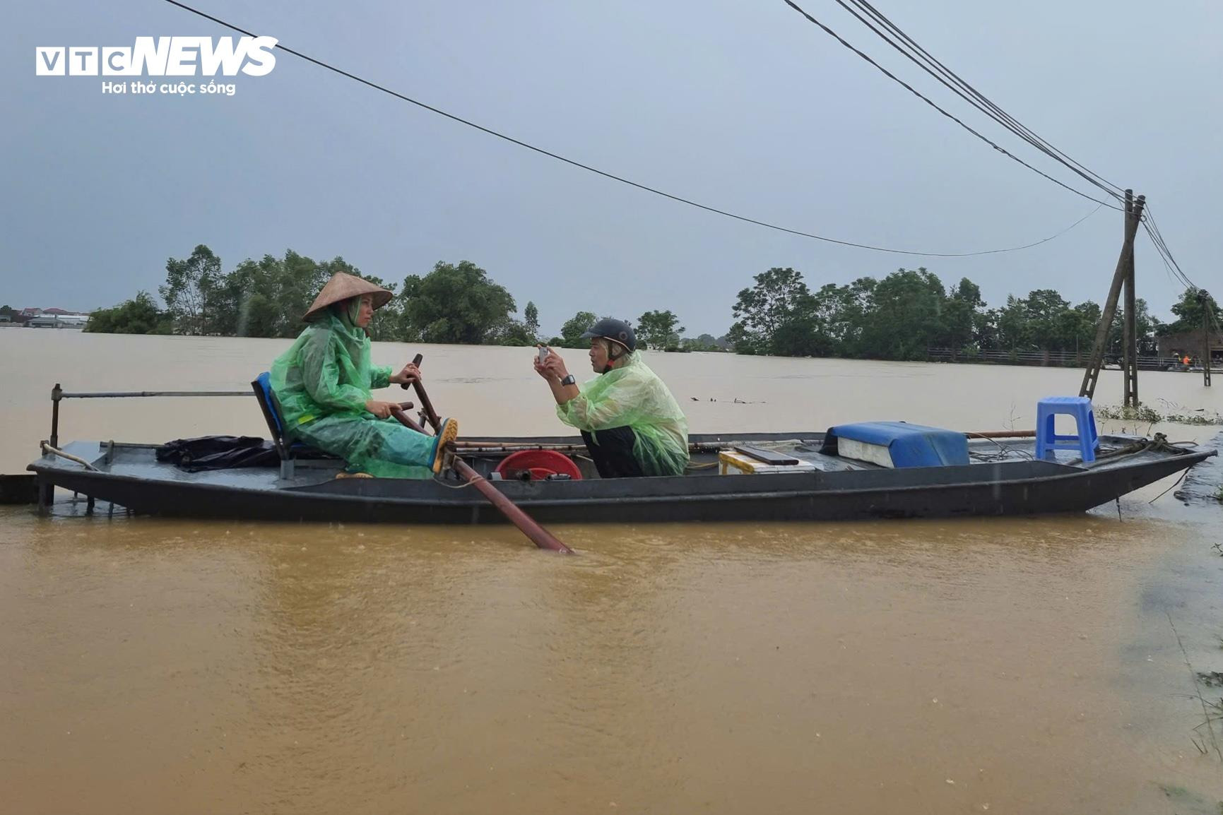 Những dấu ấn của phóng viên trong trận bão lũ lịch sử - 15