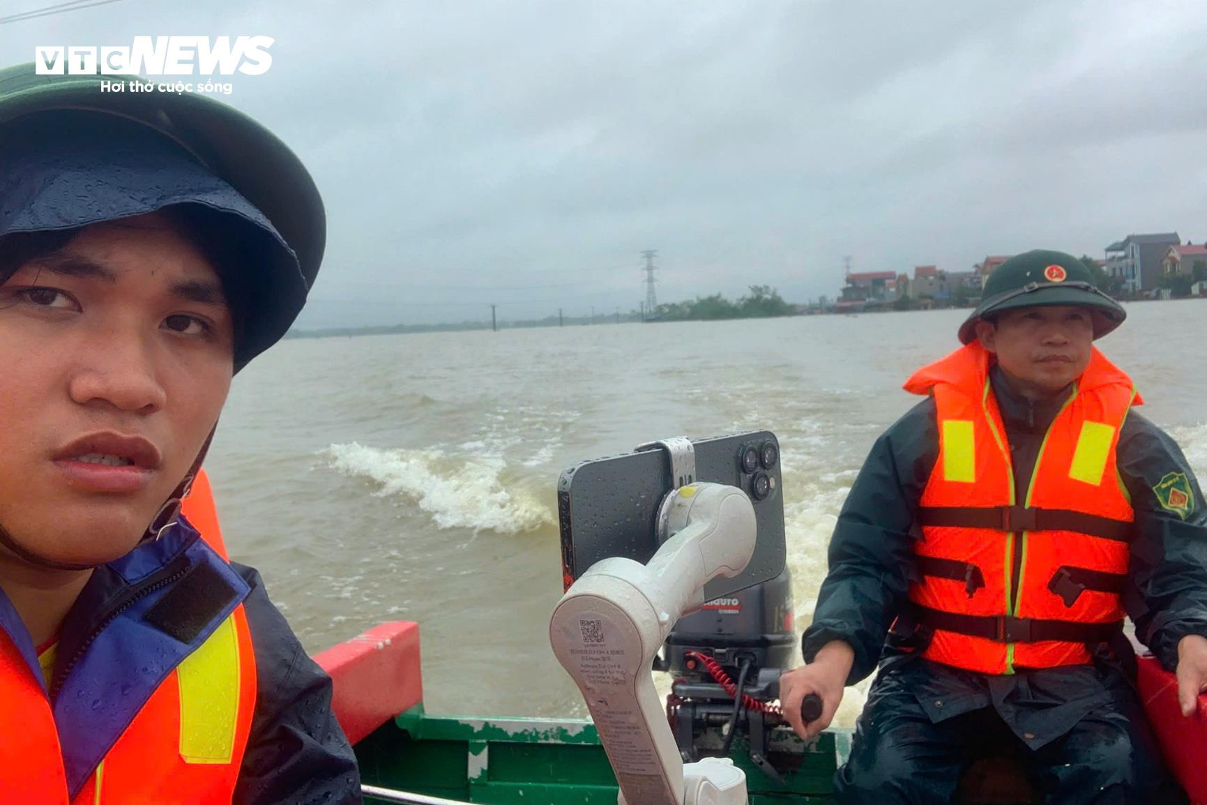 Những dấu ấn của phóng viên trong trận bão lũ lịch sử - 23