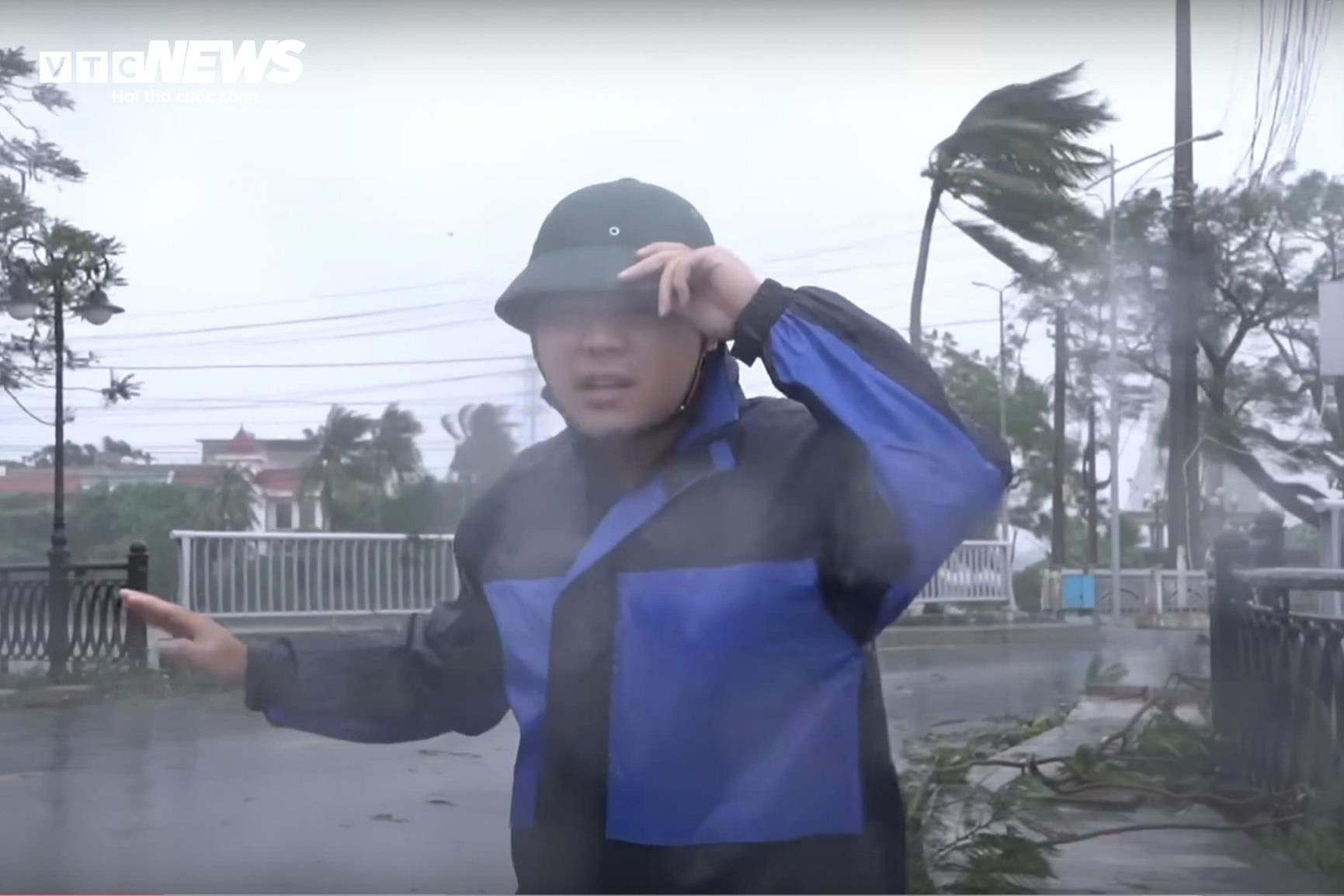 Những dấu ấn của phóng viên trong trận bão lũ lịch sử - 3