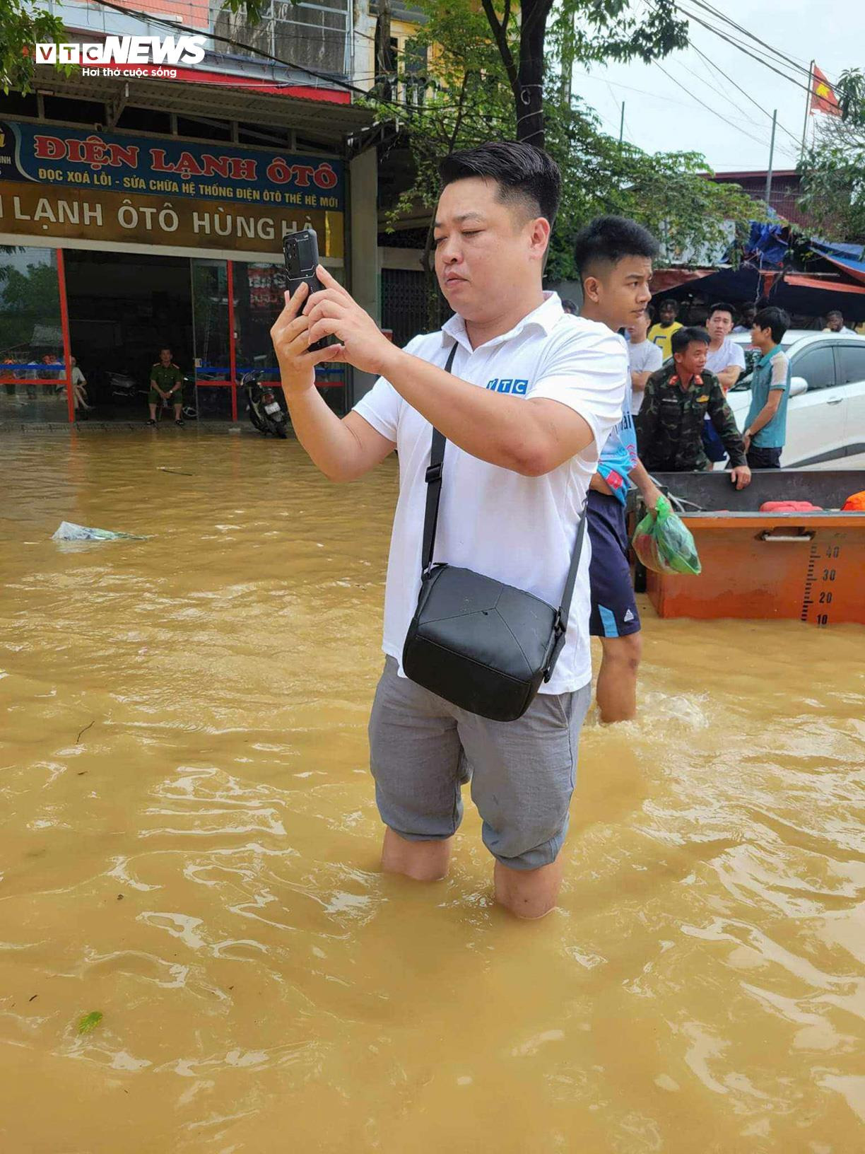 Những dấu ấn của phóng viên trong trận bão lũ lịch sử - 14