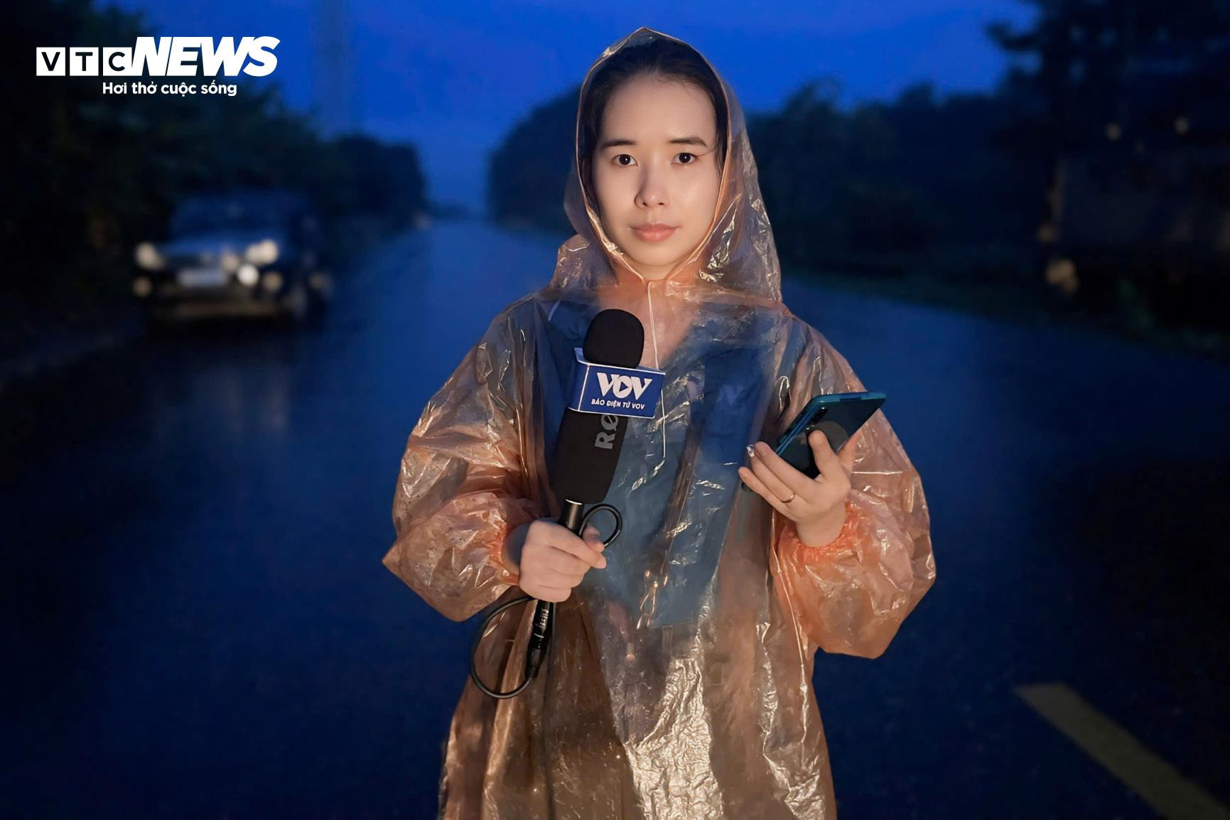 Những dấu ấn của phóng viên trong trận bão lũ lịch sử - 16