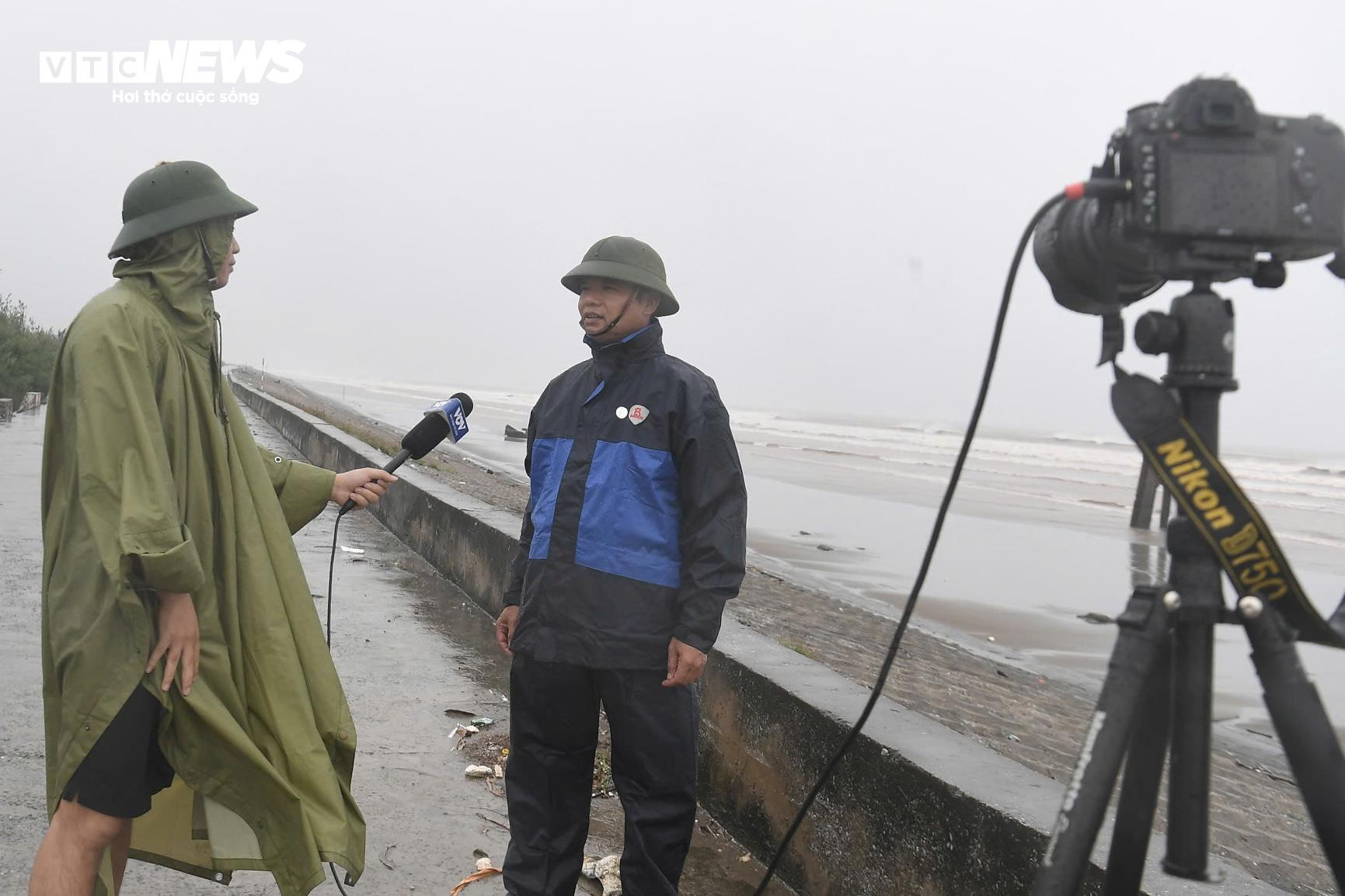 Những dấu ấn của phóng viên trong trận bão lũ lịch sử - 20