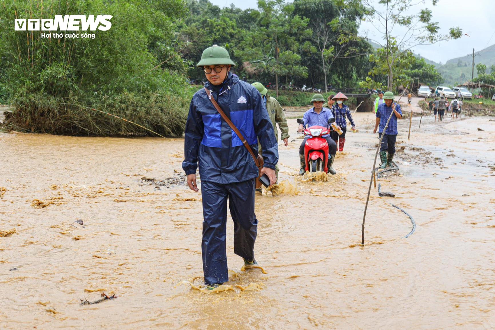 Những dấu ấn của phóng viên trong trận bão lũ lịch sử - 6