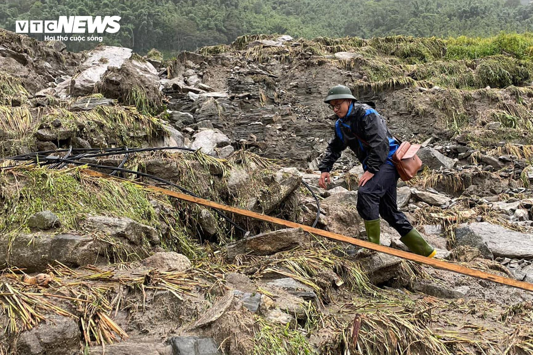 Những dấu ấn của phóng viên trong trận bão lũ lịch sử - 5