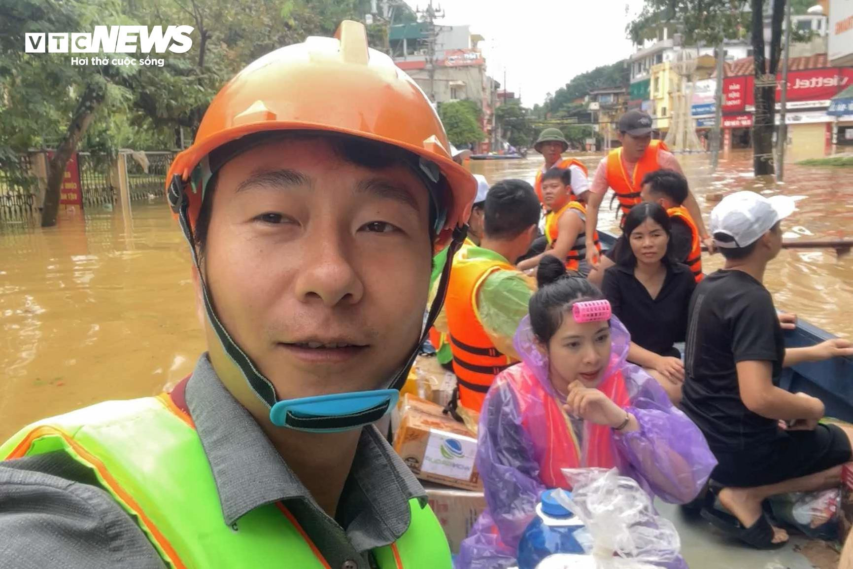 Những dấu ấn của phóng viên trong trận bão lũ lịch sử - 13