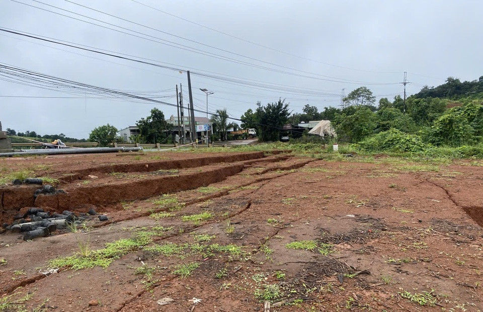 Cận cảnh nhiều vết nứt kéo dài trên quốc lộ 14, qua tỉnh Đắk Nông - 7