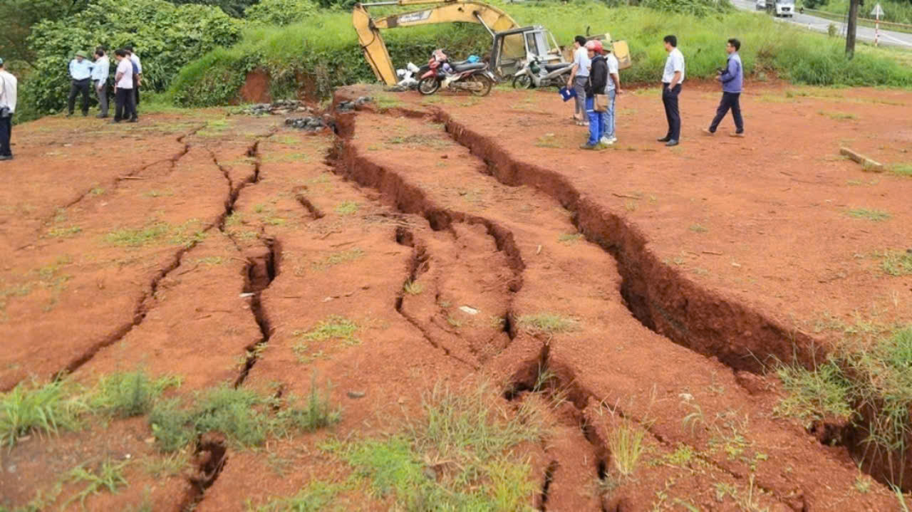 Cận cảnh nhiều vết nứt kéo dài trên quốc lộ 14, qua tỉnh Đắk Nông - 6