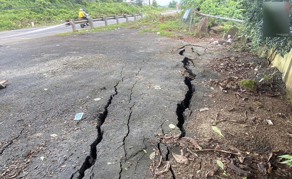 Cận cảnh nhiều vết nứt kéo dài trên quốc lộ 14, qua tỉnh Đắk Nông - 8