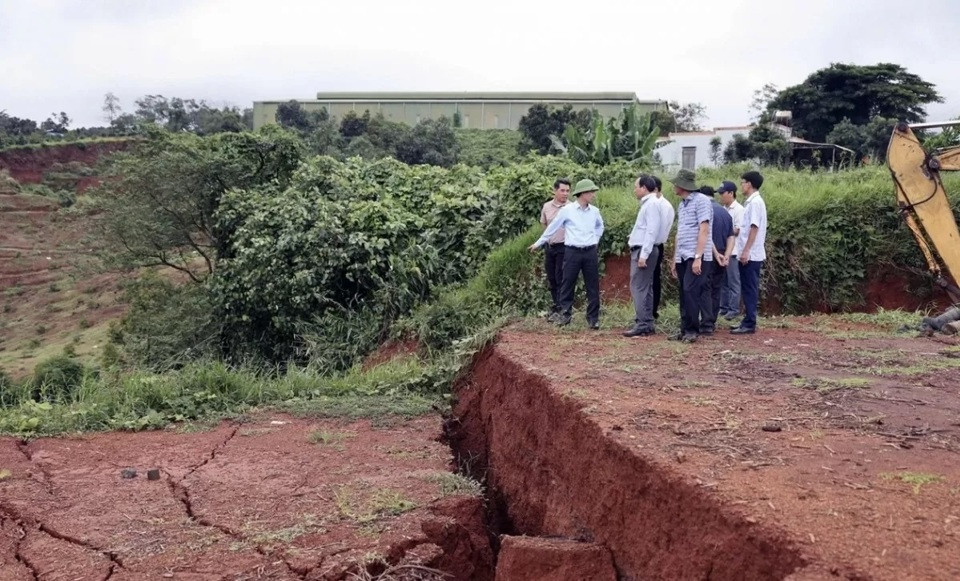 Cận cảnh nhiều vết nứt kéo dài trên quốc lộ 14, qua tỉnh Đắk Nông - 1