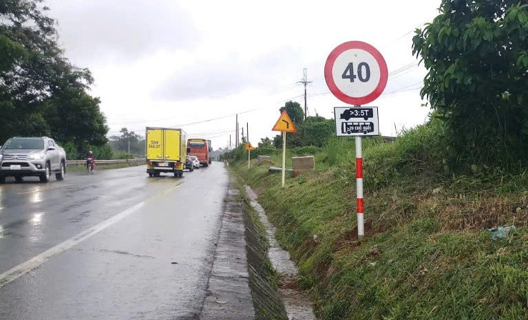 Cận cảnh nhiều vết nứt kéo dài trên quốc lộ 14, qua tỉnh Đắk Nông - 2