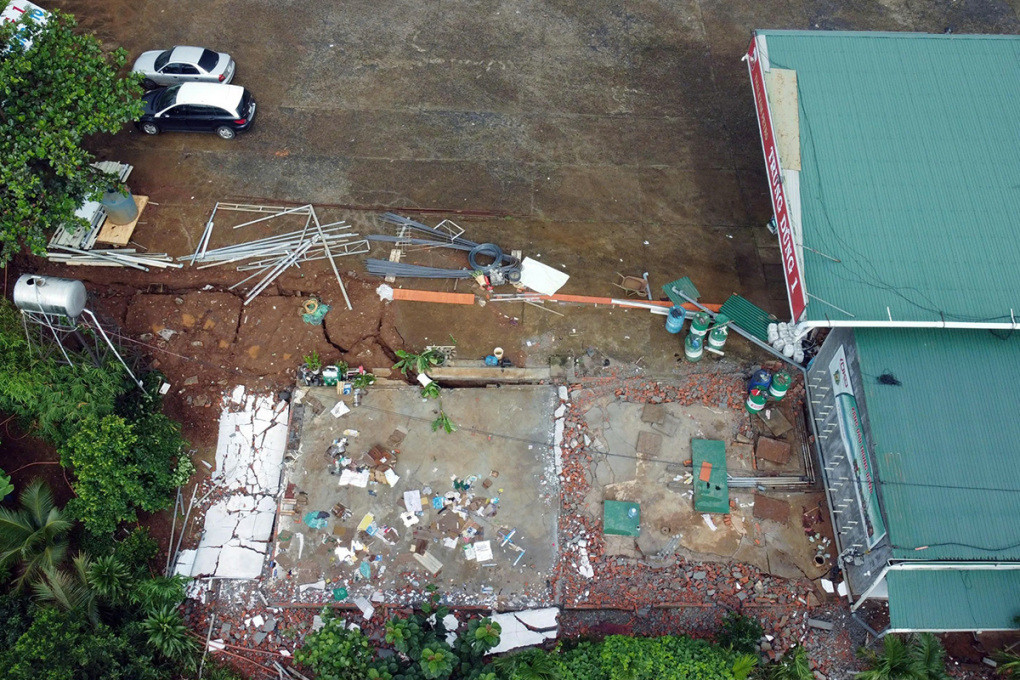 Cận cảnh nhiều vết nứt kéo dài trên quốc lộ 14, qua tỉnh Đắk Nông - 5