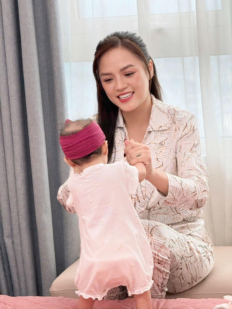 Sao Việt 20/9: Minh Hằng trẻ đẹp sau sinh, Thu Quỳnh hạnh phúc bên con gái - 6