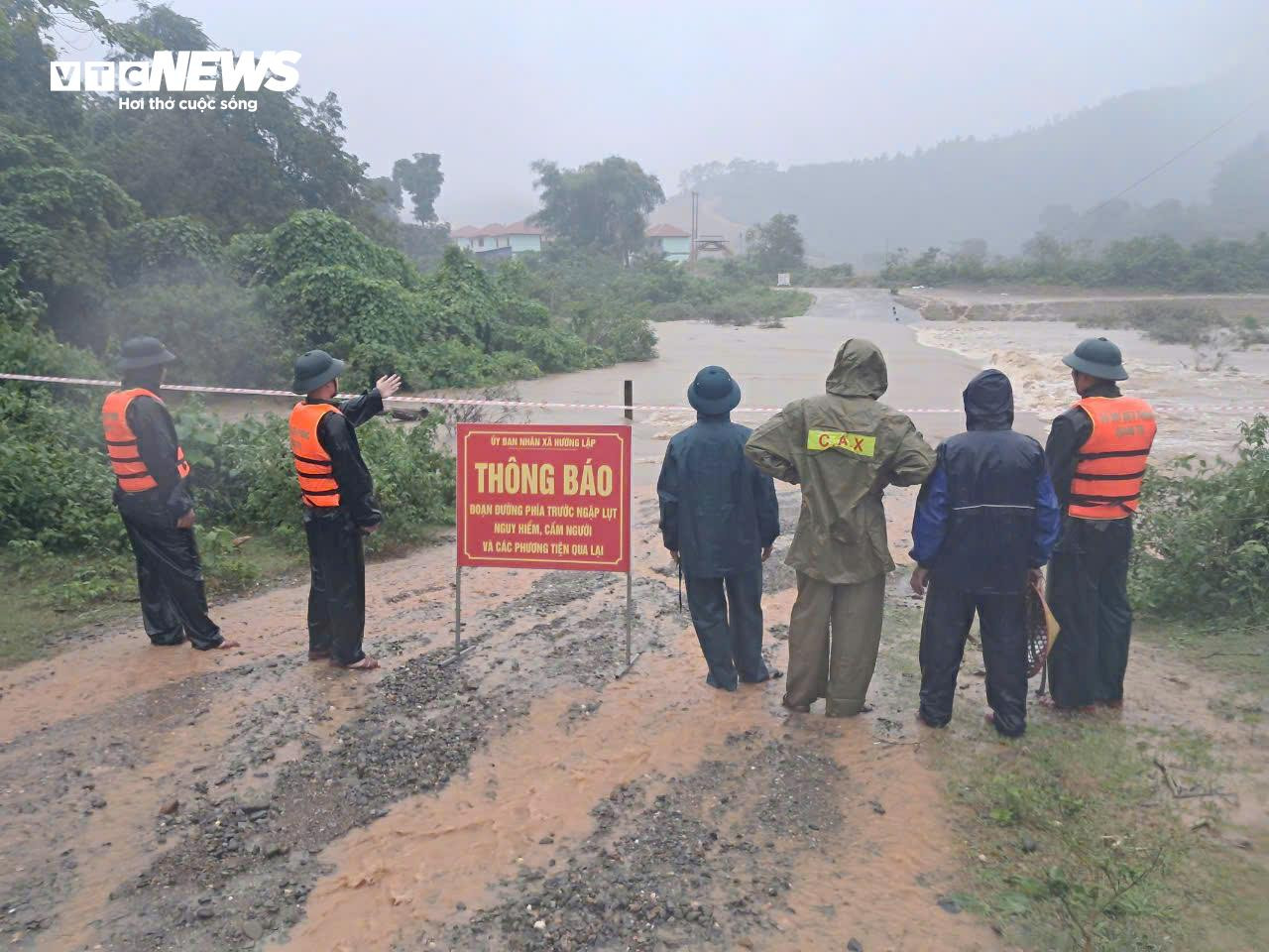 Bão số 4 suy yếu thành áp thấp nhiệt đới, gió vẫn giật cấp 10 - 9