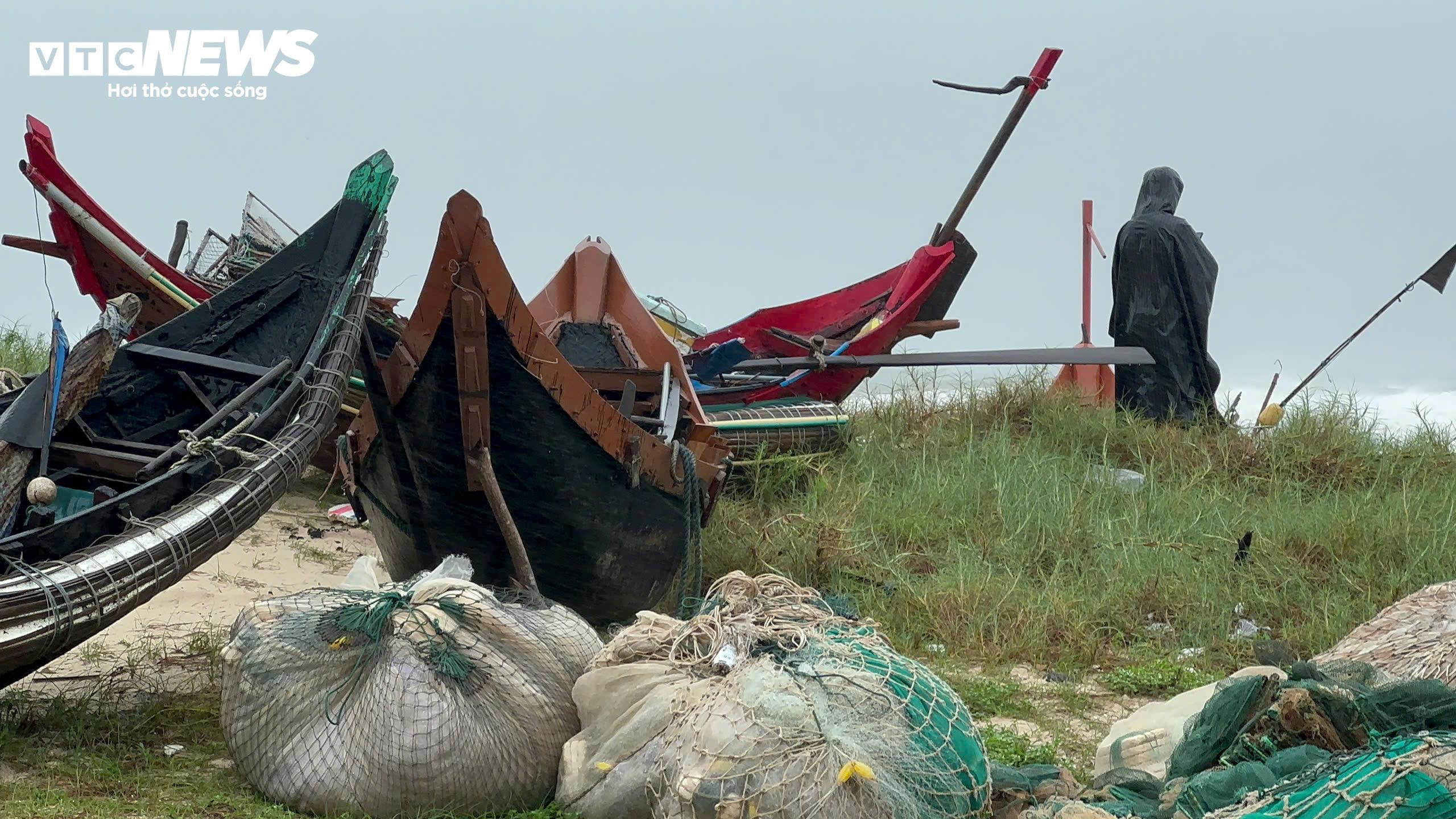 Bão số 4 suy yếu thành áp thấp nhiệt đới, gió vẫn giật cấp 10 - 4