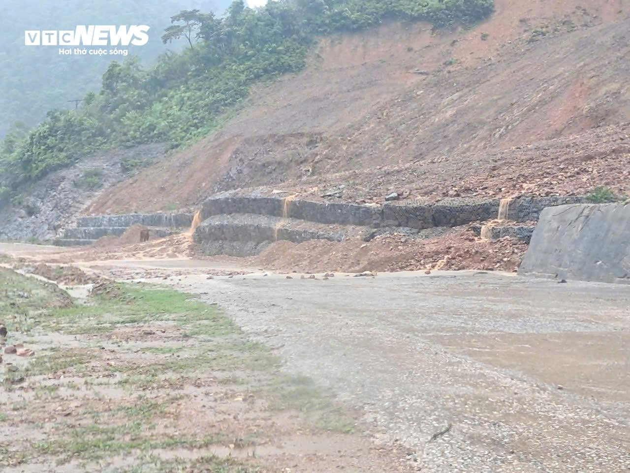 Bão số 4 suy yếu thành áp thấp nhiệt đới, gió vẫn giật cấp 10 - 12