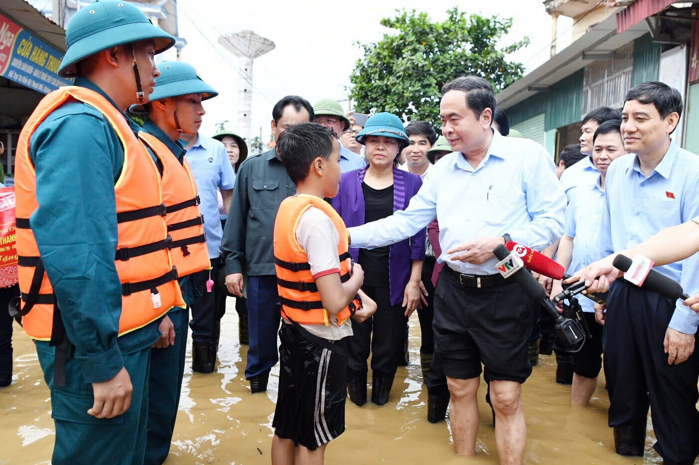 Chưa bao giờ nước mắt lại rơi nhiều đến thế vì người dân bị nạn bão lũ - 6