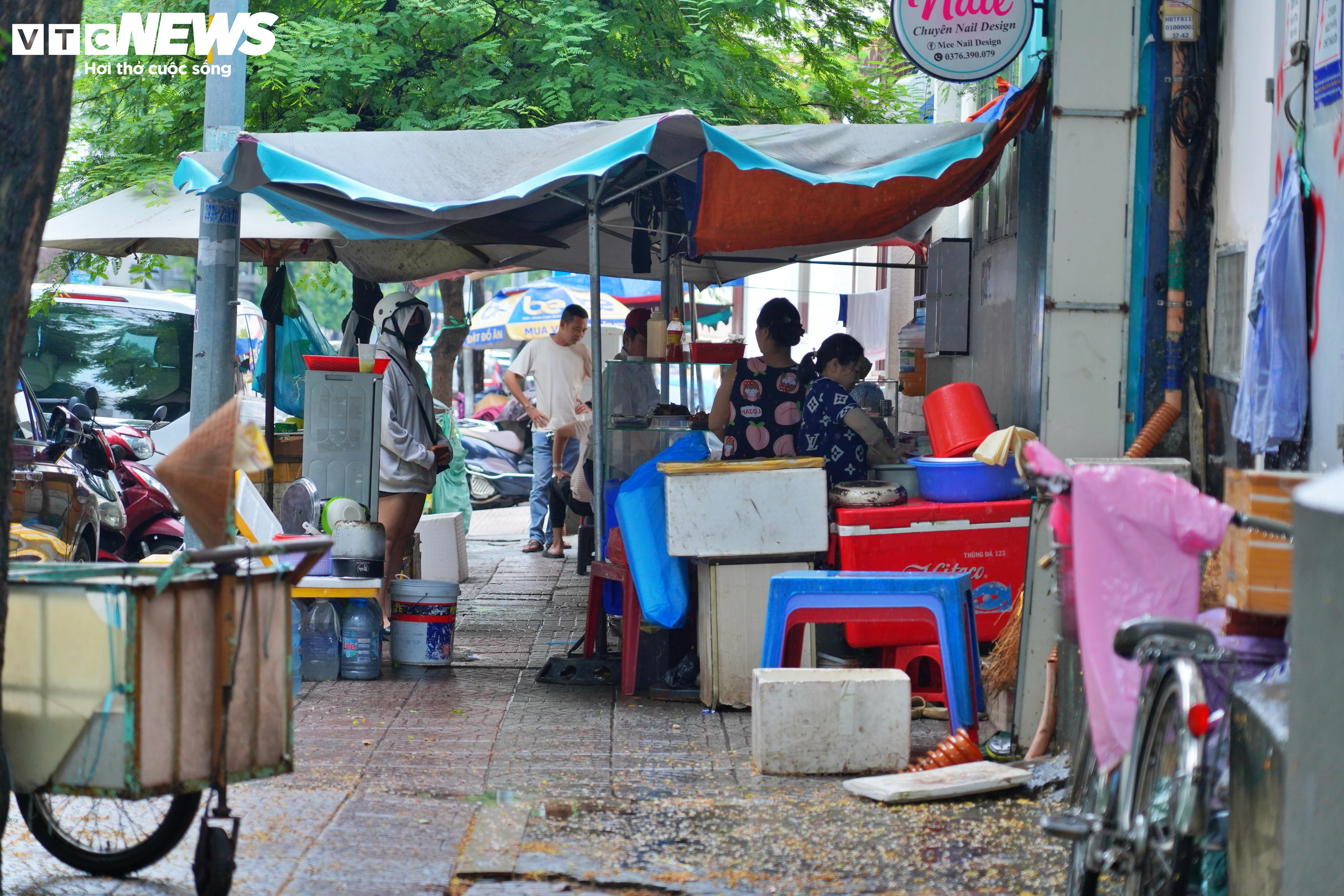 Hiện trạng tuyến đường thường bị lấn chiếm vỉa hè, sắp thành phố đi bộ ở TP.HCM - 7