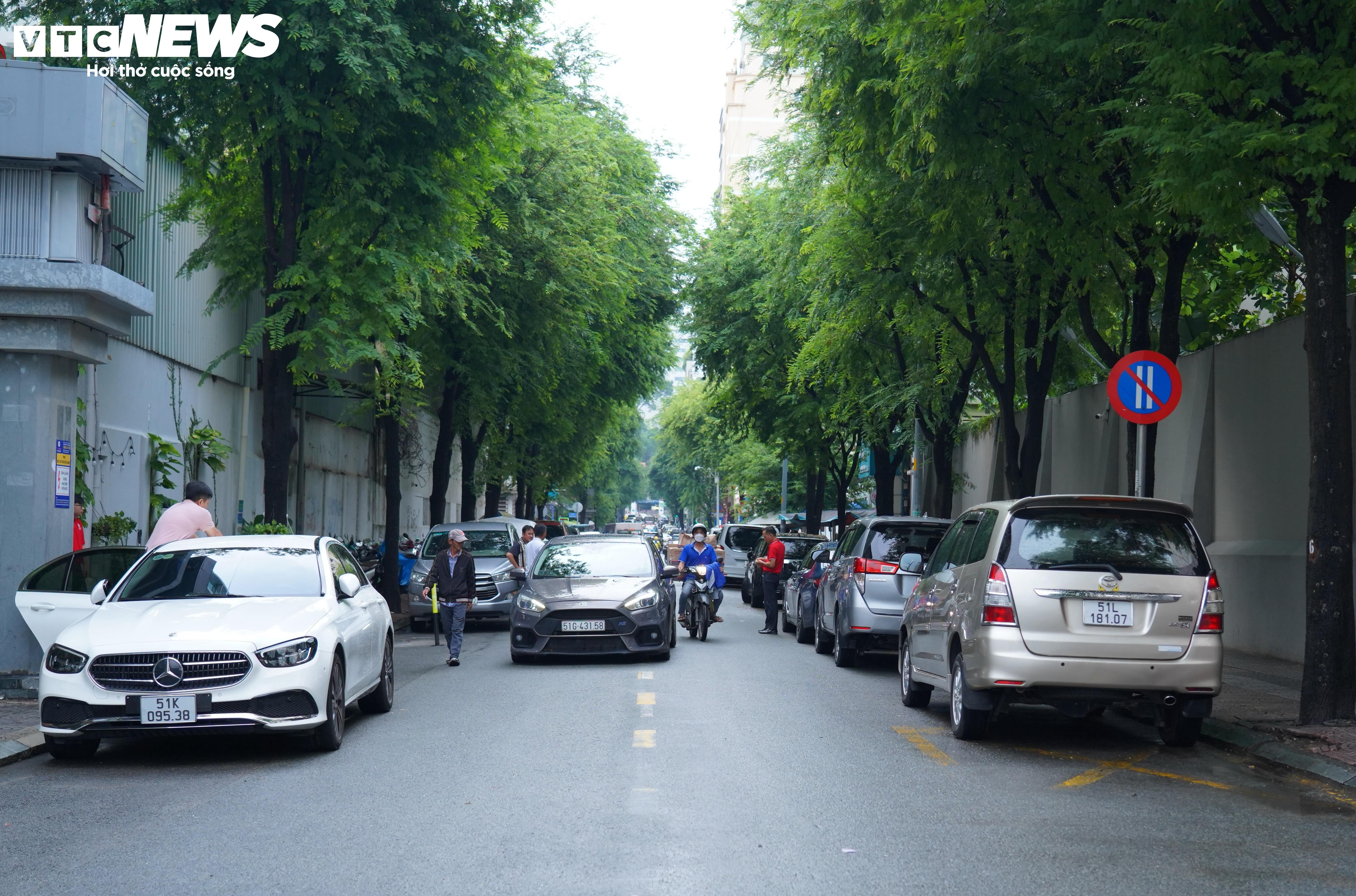 Hiện trạng tuyến đường thường bị lấn chiếm vỉa hè, sắp thành phố đi bộ ở TP.HCM - 13
