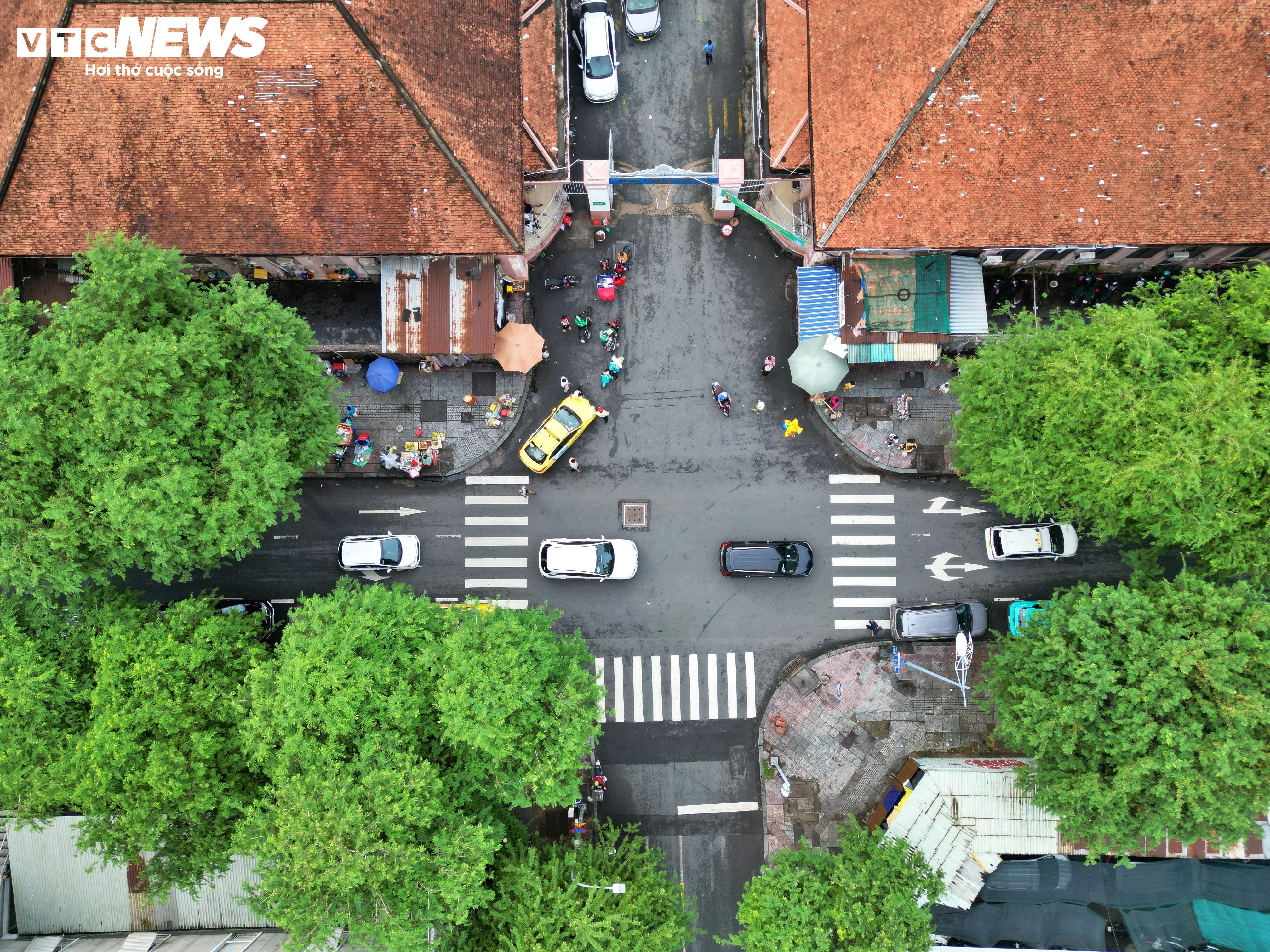 Hiện trạng tuyến đường thường bị lấn chiếm vỉa hè, sắp thành phố đi bộ ở TP.HCM - 15