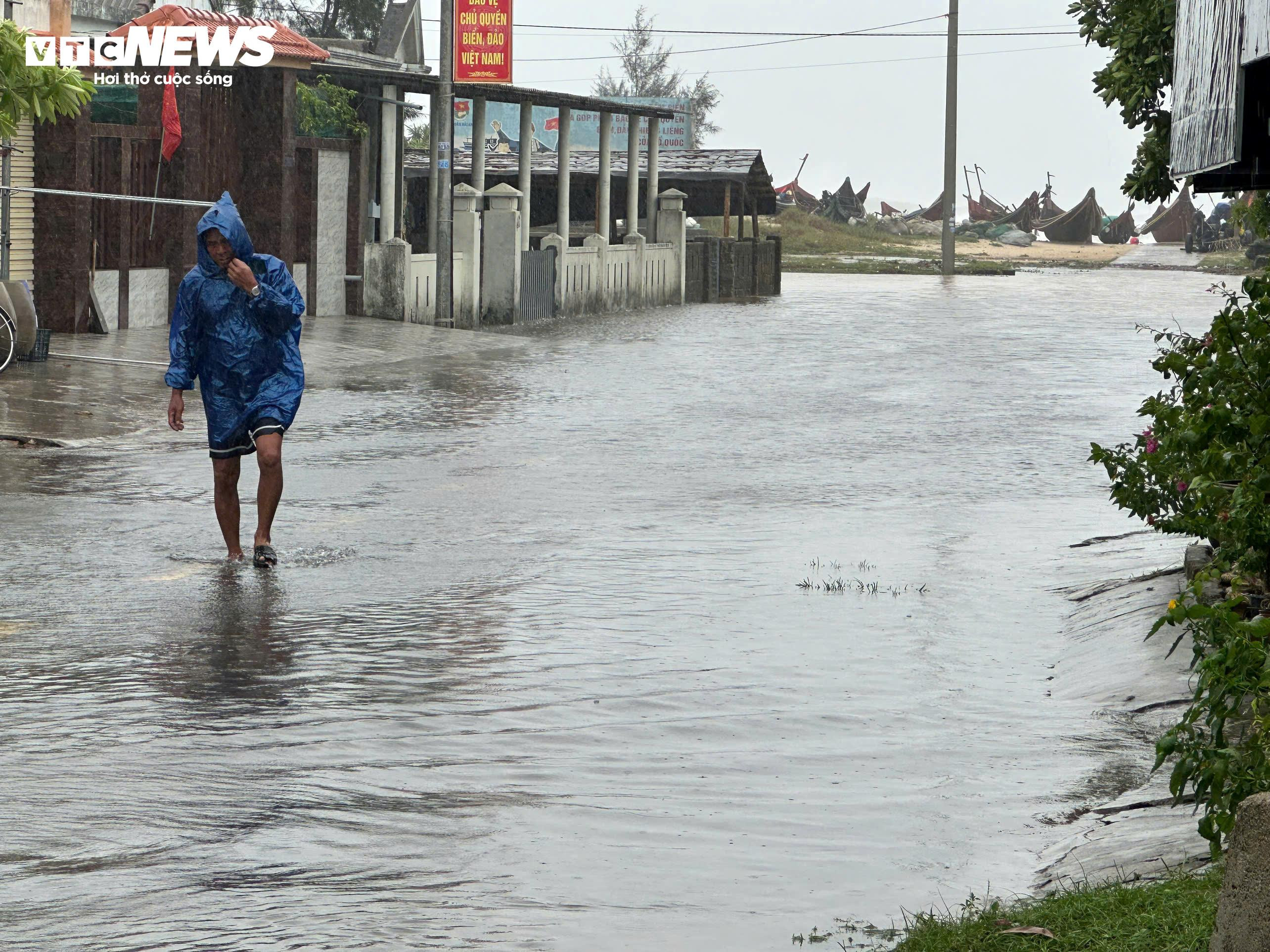 Bão số 4 suy yếu thành áp thấp nhiệt đới, gió vẫn giật cấp 10 - 1
