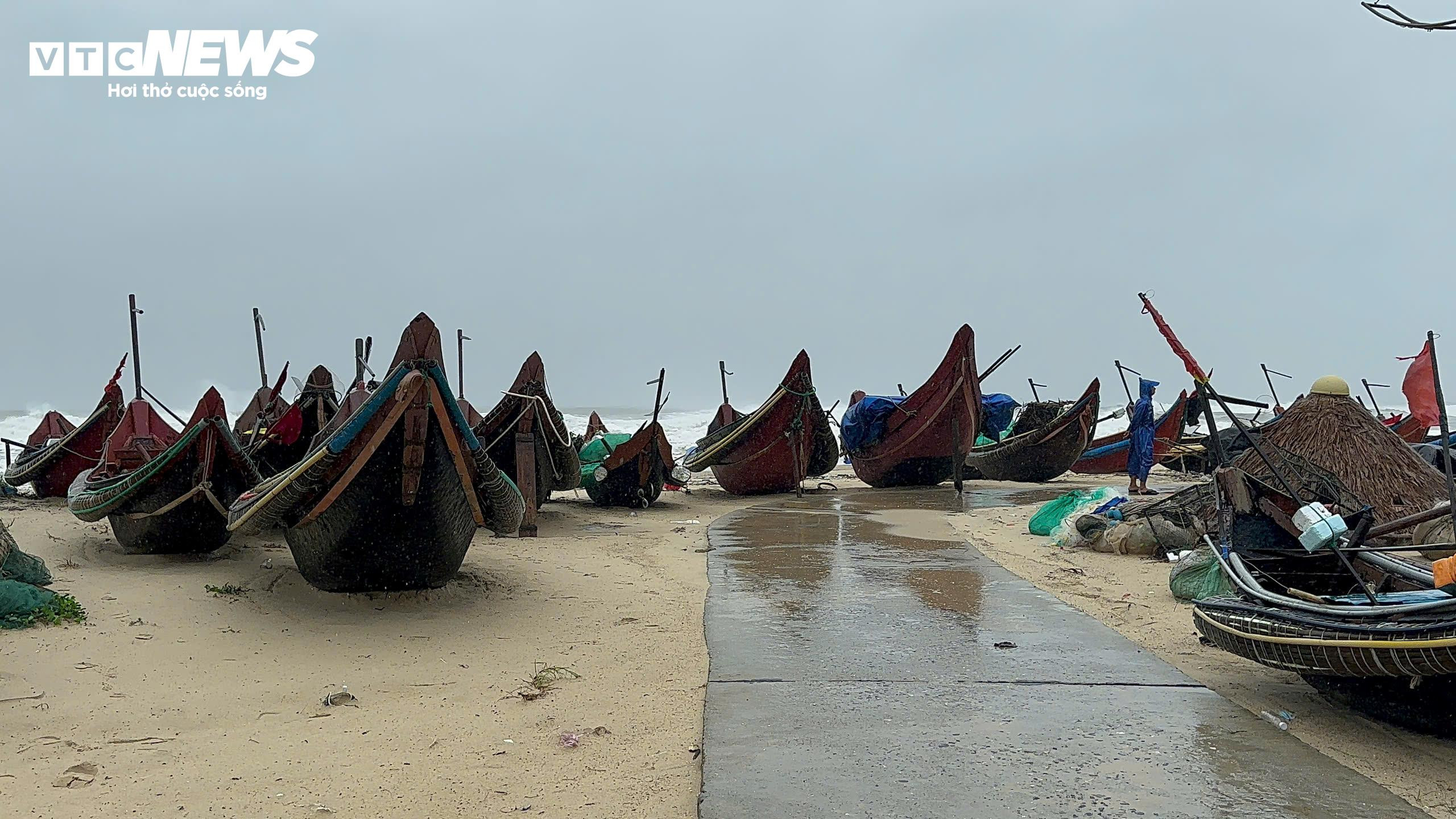 Bão số 4 suy yếu thành áp thấp nhiệt đới, gió vẫn giật cấp 10 - 3