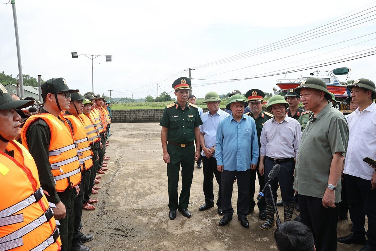 Chưa bao giờ nước mắt lại rơi nhiều đến thế vì người dân bị nạn bão lũ - 2