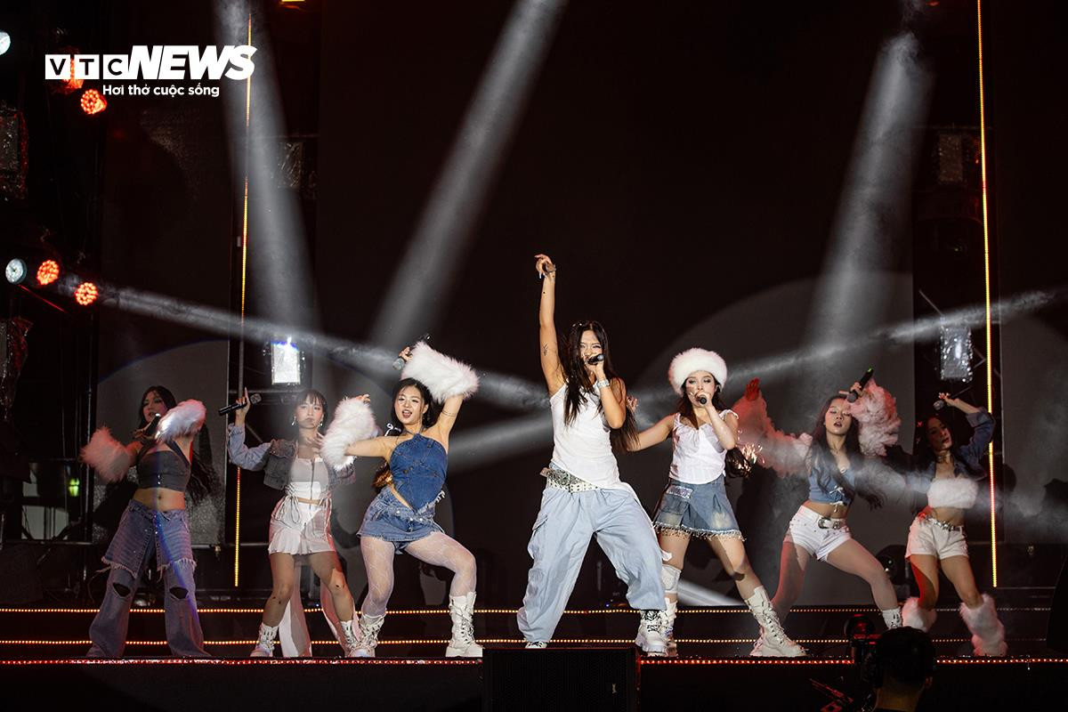 Ngô Lan Hương, Ly Ly, Quân A.P 'cháy' trên sân khấu chào tân sinh viên ở Hà Nội - 5