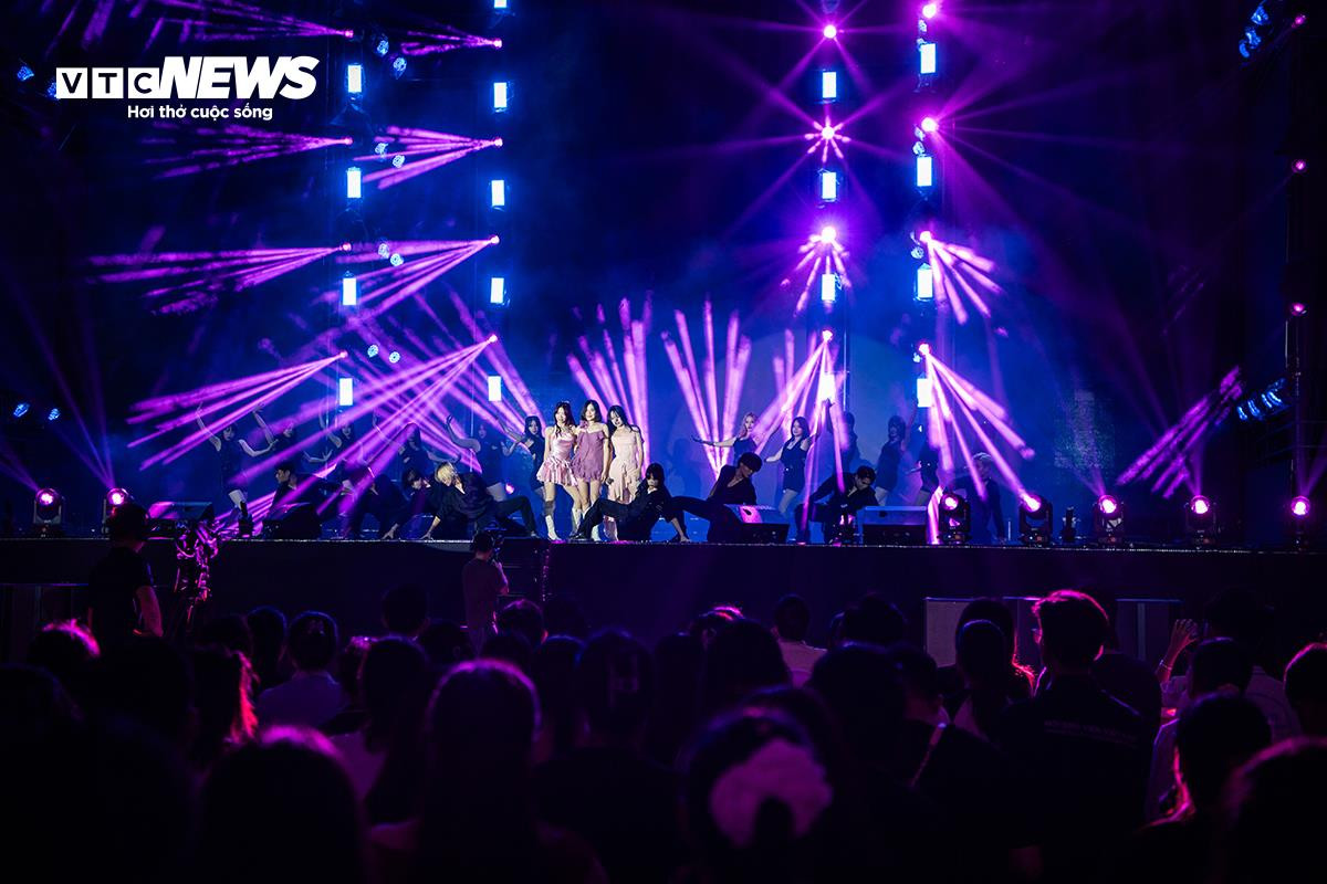 Ngô Lan Hương, Ly Ly, Quân A.P 'cháy' trên sân khấu chào tân sinh viên ở Hà Nội - 7