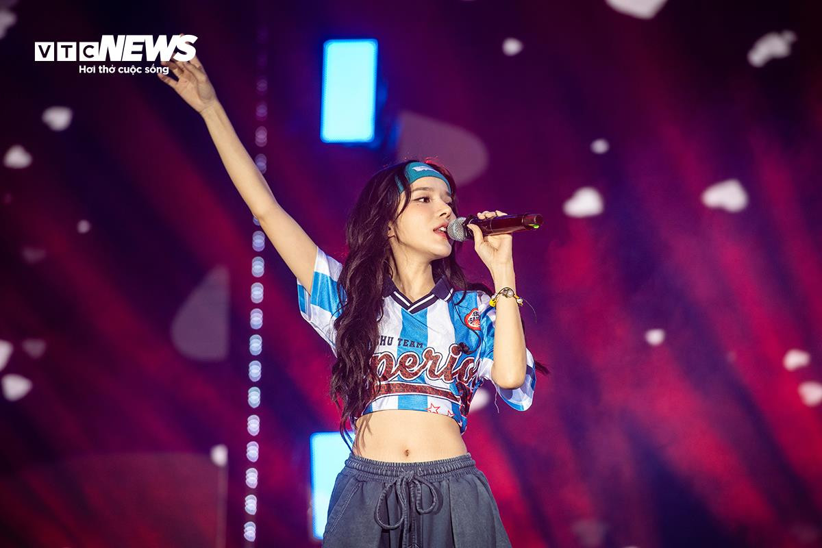 Ngô Lan Hương, Ly Ly, Quân A.P 'cháy' trên sân khấu chào tân sinh viên ở Hà Nội - 12