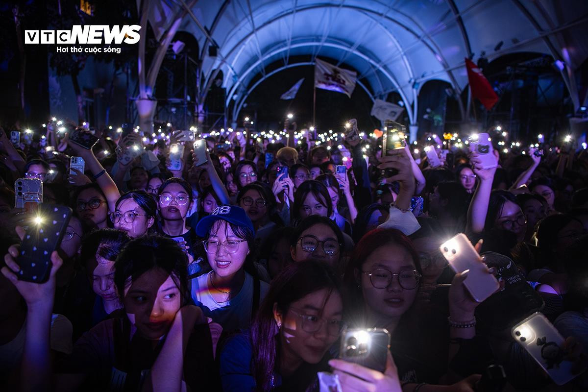 Ngô Lan Hương, Ly Ly, Quân A.P 'cháy' trên sân khấu chào tân sinh viên ở Hà Nội - 19