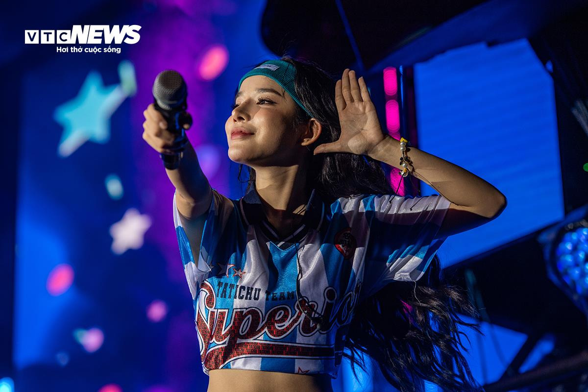 Ngô Lan Hương, Ly Ly, Quân A.P 'cháy' trên sân khấu chào tân sinh viên ở Hà Nội - 14