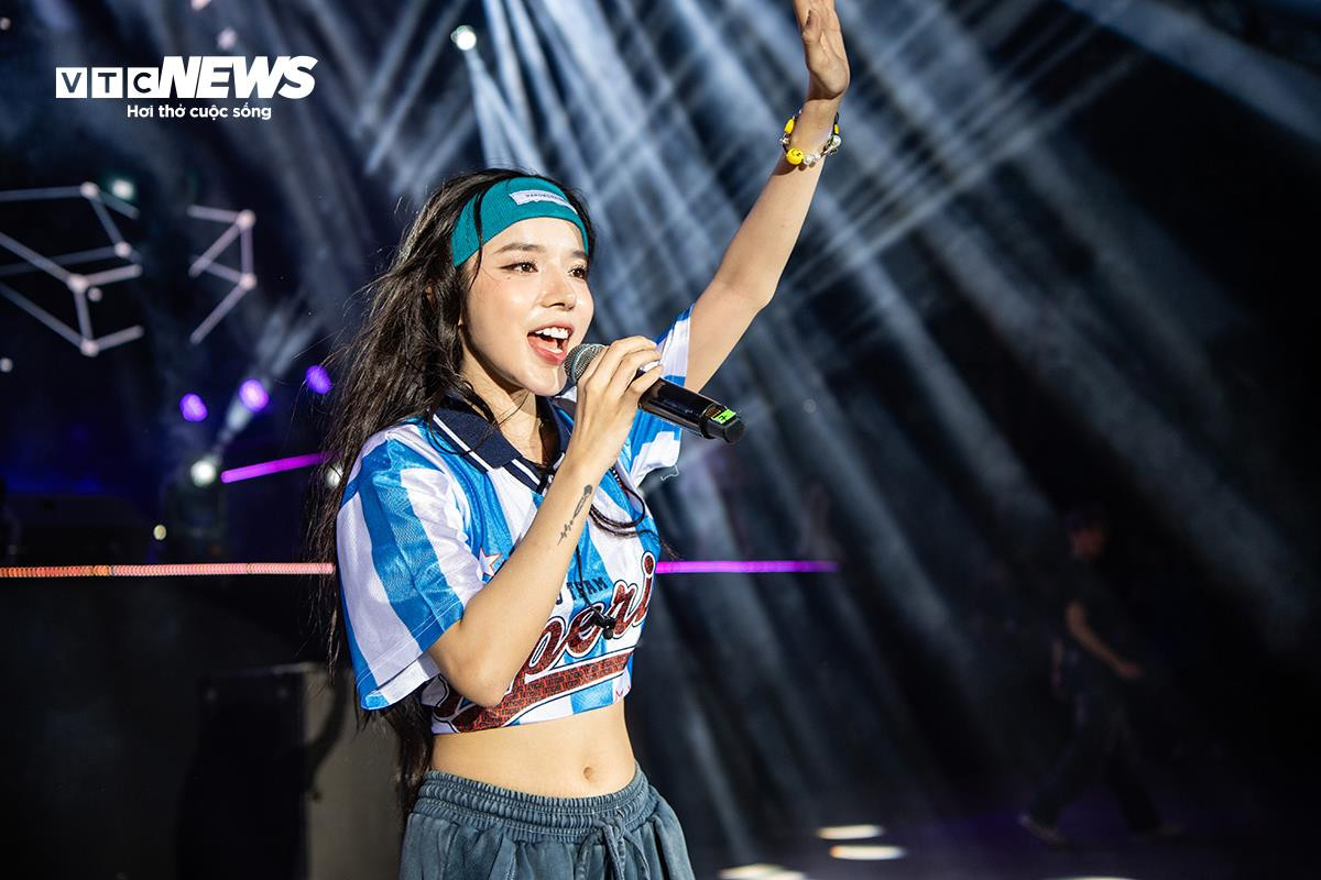 Ngô Lan Hương, Ly Ly, Quân A.P 'cháy' trên sân khấu chào tân sinh viên ở Hà Nội - 13
