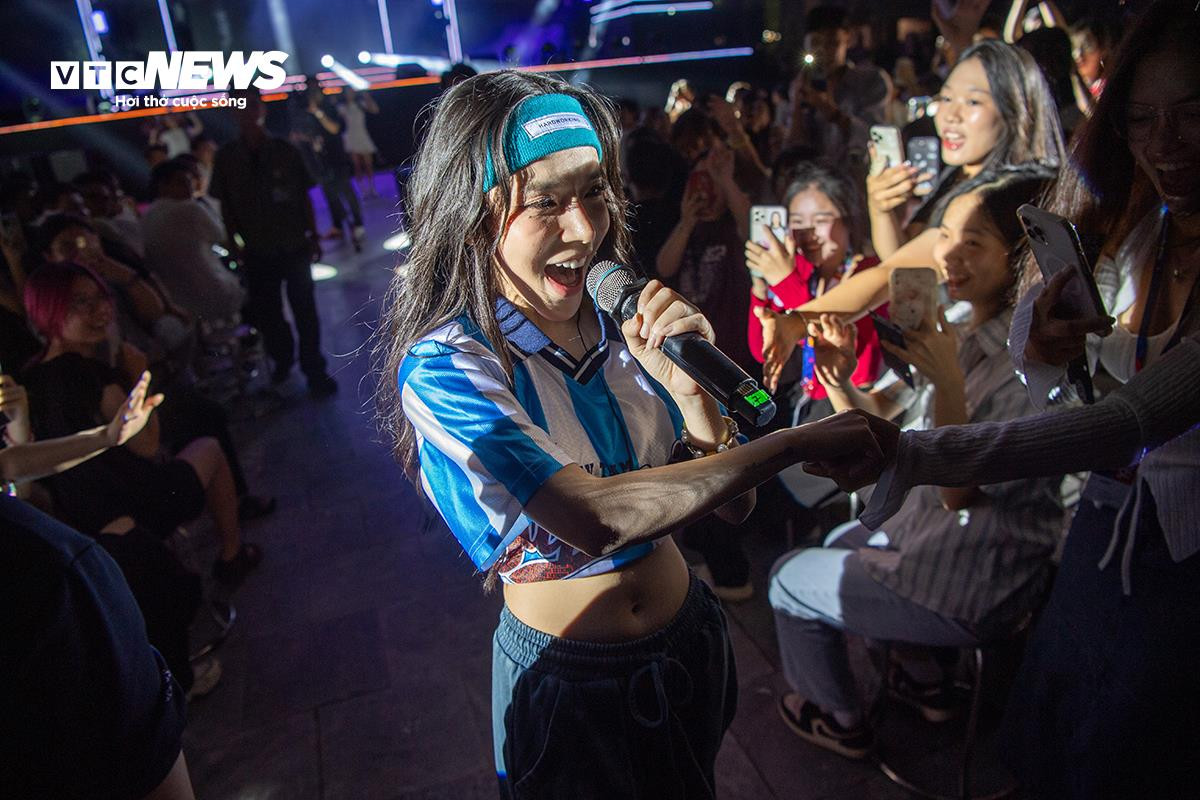 Ngô Lan Hương, Ly Ly, Quân A.P 'cháy' trên sân khấu chào tân sinh viên ở Hà Nội - 15