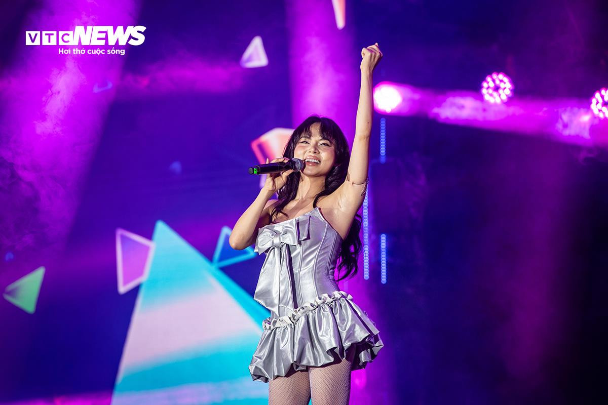 Ngô Lan Hương, Ly Ly, Quân A.P 'cháy' trên sân khấu chào tân sinh viên ở Hà Nội - 18