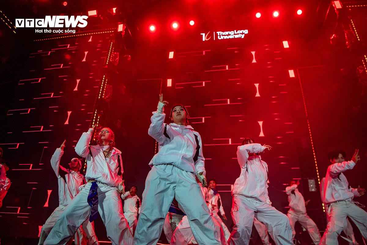 Ngô Lan Hương, Ly Ly, Quân A.P 'cháy' trên sân khấu chào tân sinh viên ở Hà Nội - 8