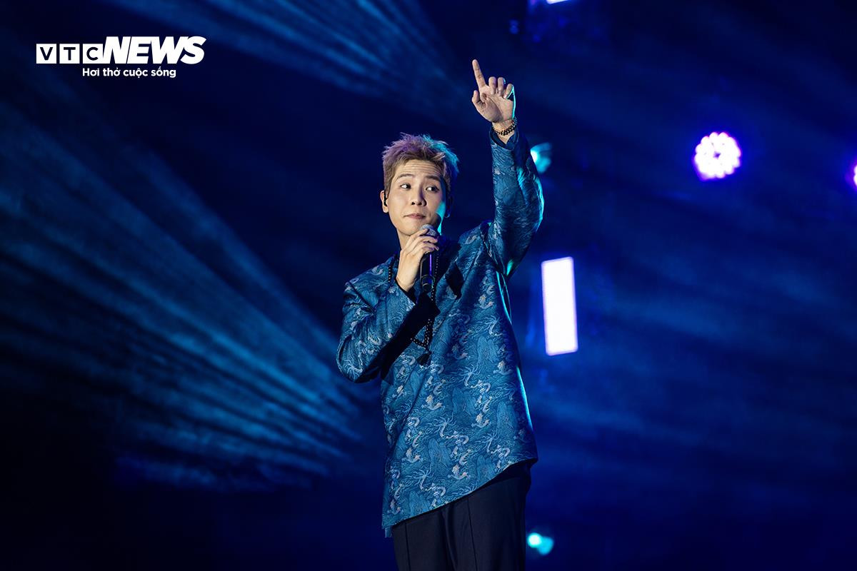 Ngô Lan Hương, Ly Ly, Quân A.P 'cháy' trên sân khấu chào tân sinh viên ở Hà Nội - 9