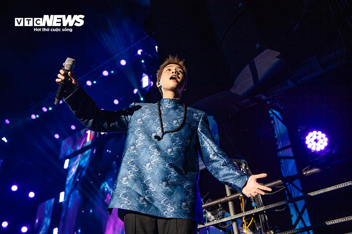 Ngô Lan Hương, Ly Ly, Quân A.P 'cháy' trên sân khấu chào tân sinh viên ở Hà Nội - 10