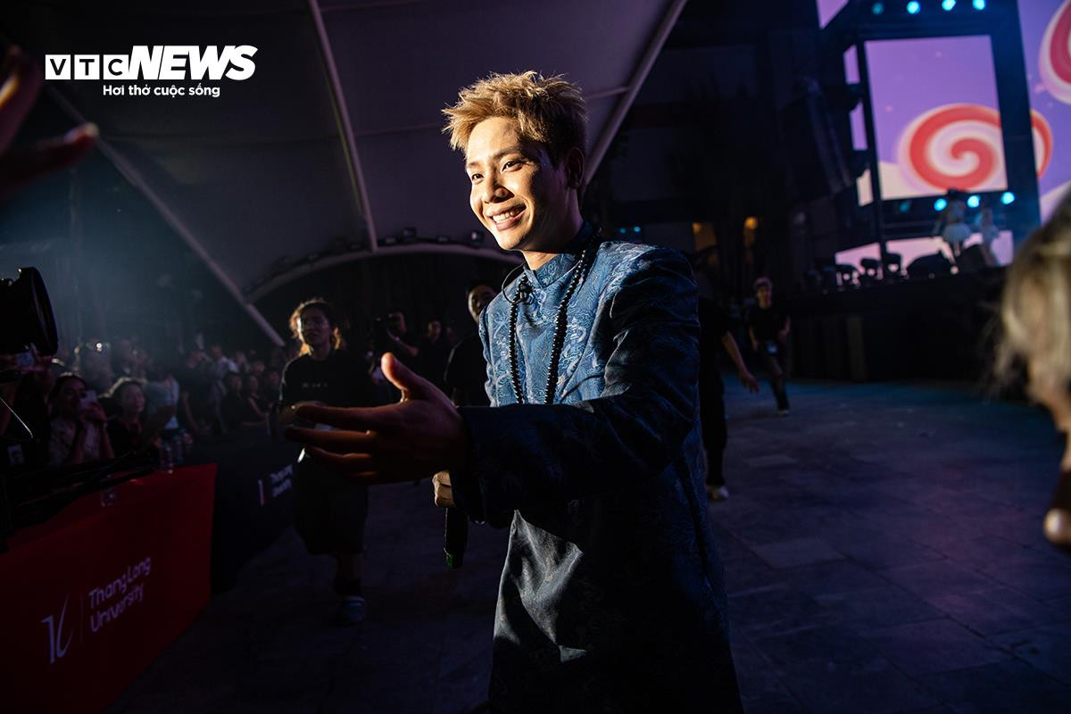 Ngô Lan Hương, Ly Ly, Quân A.P 'cháy' trên sân khấu chào tân sinh viên ở Hà Nội - 11