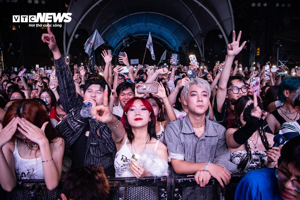 Ngô Lan Hương, Ly Ly, Quân A.P 'cháy' trên sân khấu chào tân sinh viên ở Hà Nội - 20