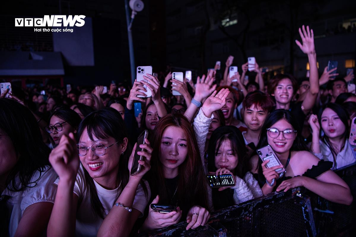Ngô Lan Hương, Ly Ly, Quân A.P 'cháy' trên sân khấu chào tân sinh viên ở Hà Nội - 3