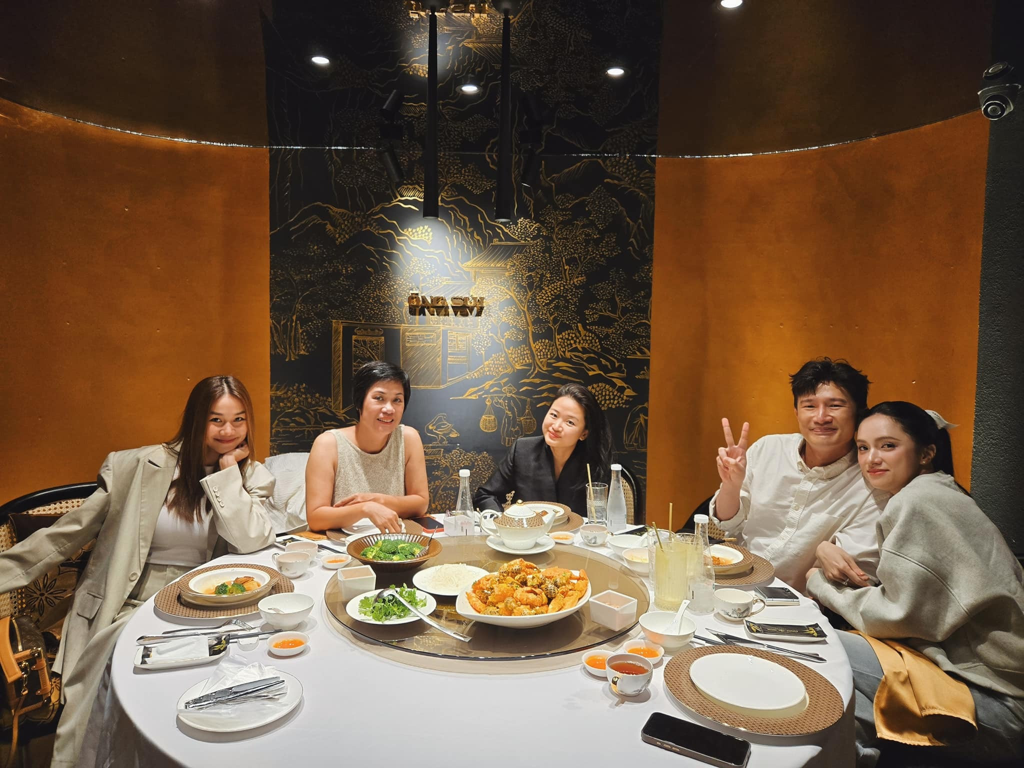 Sao Việt 22/9: Trường Giang và con gái diện đồ đôi, Duy Mạnh ôm Tuấn Hưng - 11