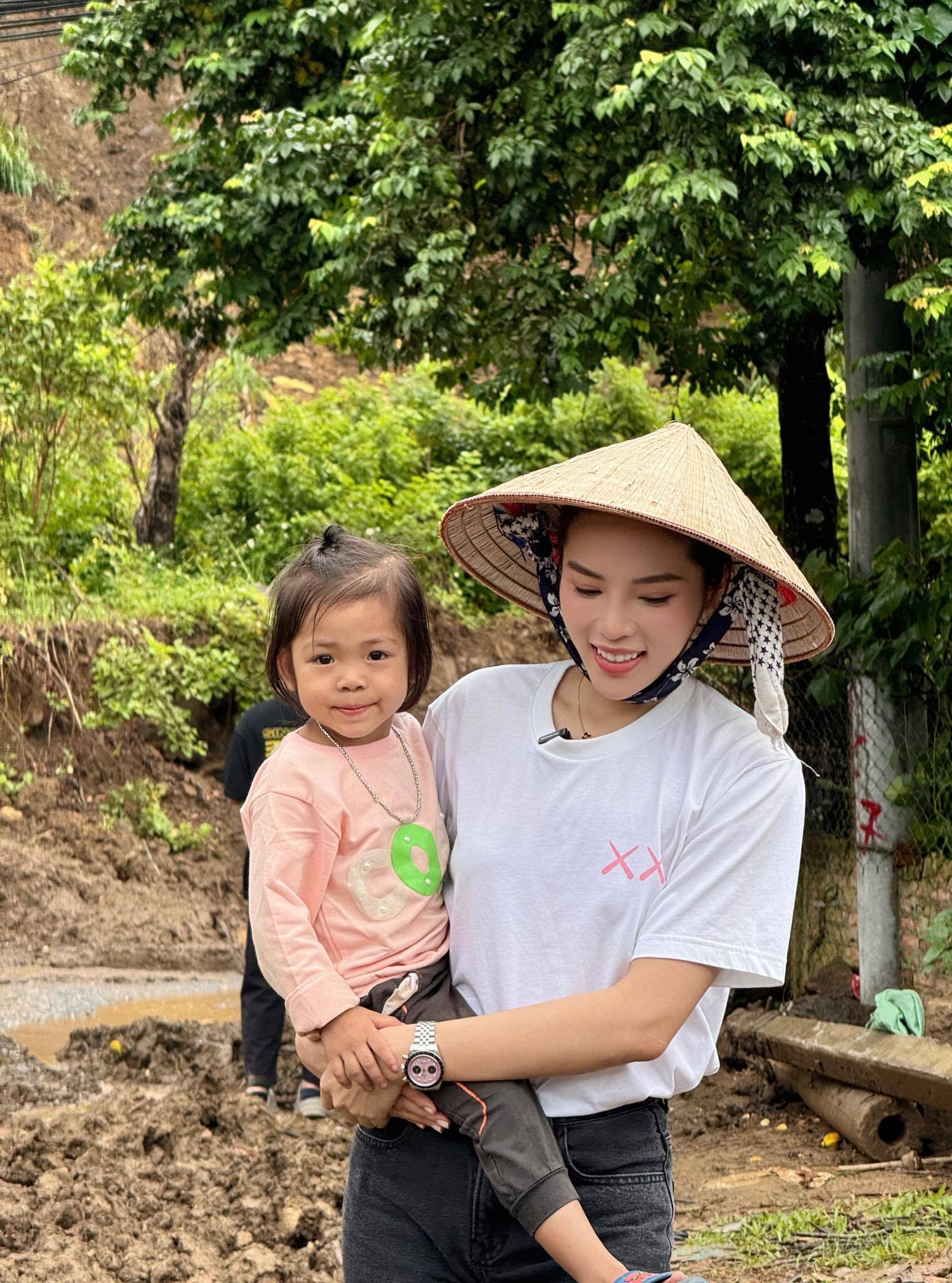 Sao Việt 24/9: Mỹ Linh trẻ đẹp bên con gái, Trường Giang chăm quý tử thay vợ - 4