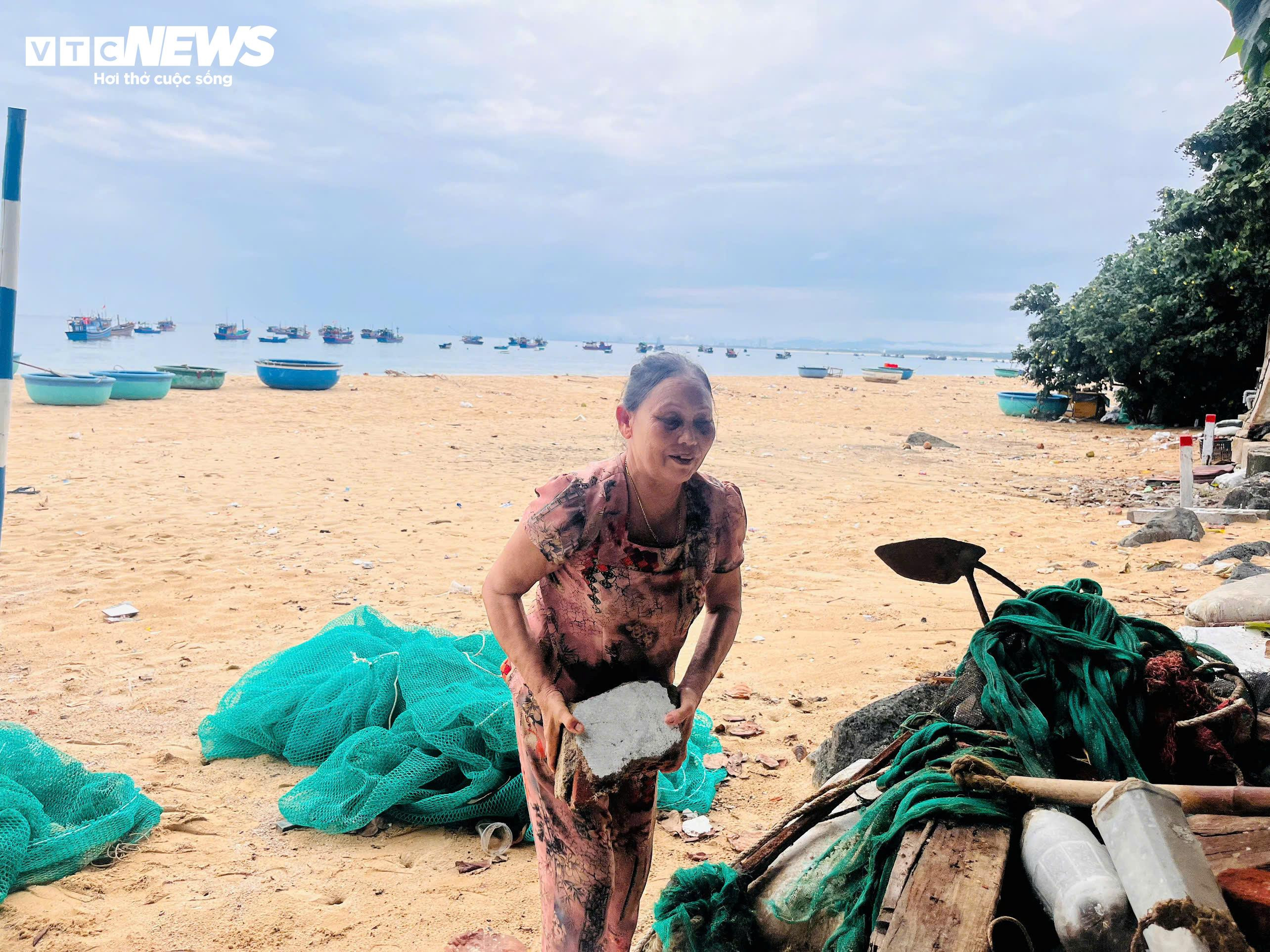 Người dân ven biển Phú Yên thấp thỏm lo sóng 'ngoạm' nhà mùa mưa bão - 1