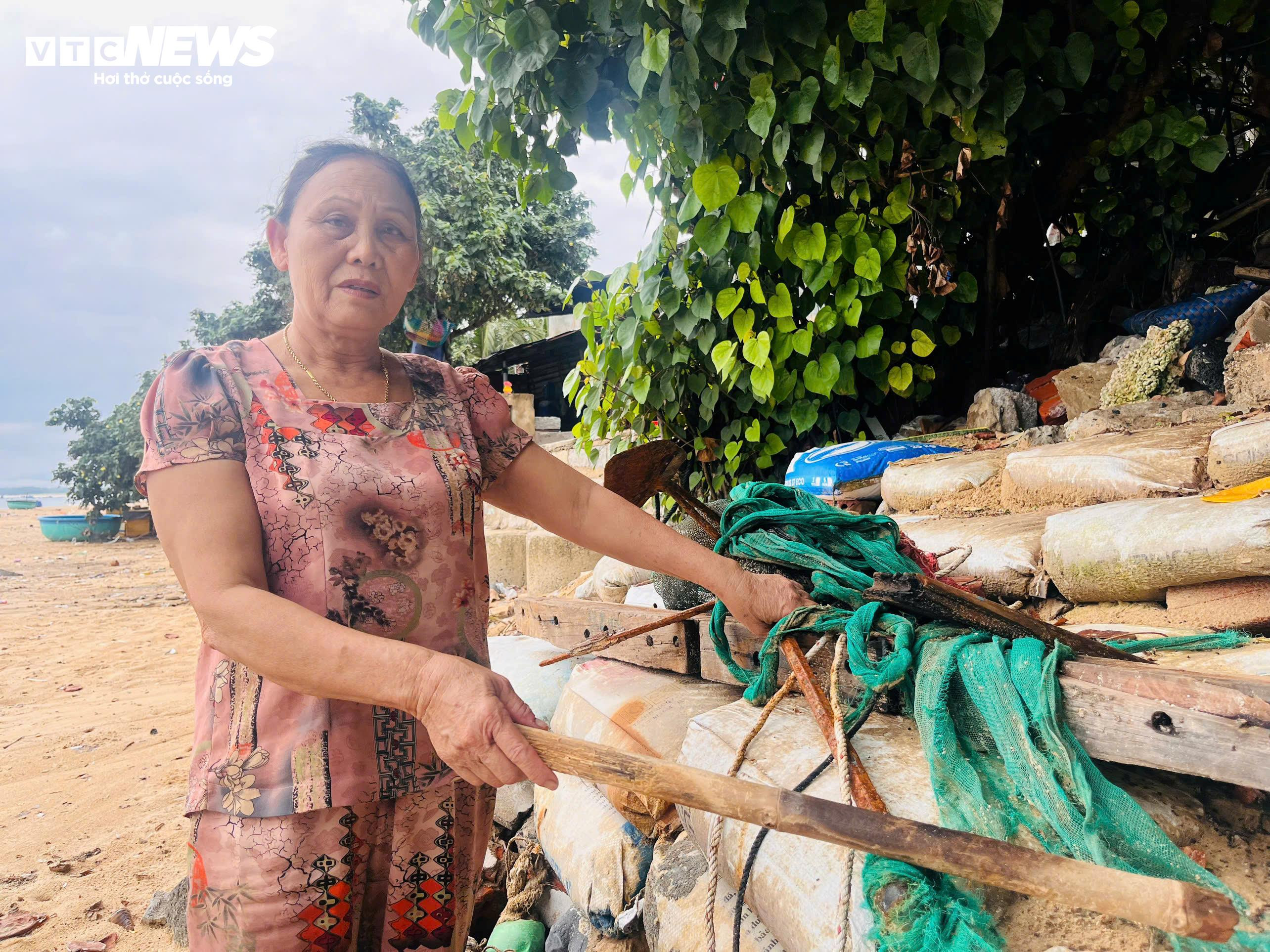 Người dân ven biển Phú Yên thấp thỏm lo sóng 'ngoạm' nhà mùa mưa bão - 2